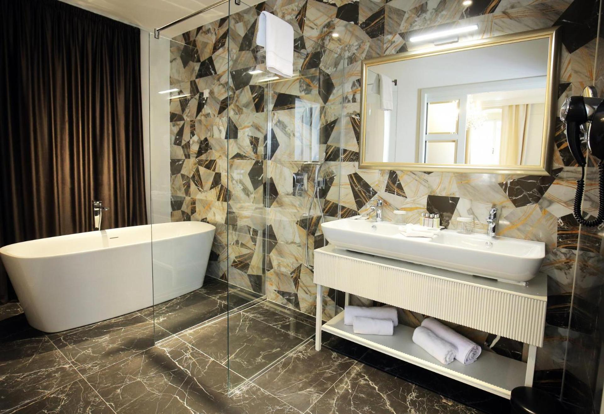 Executive Suite - Photo 2