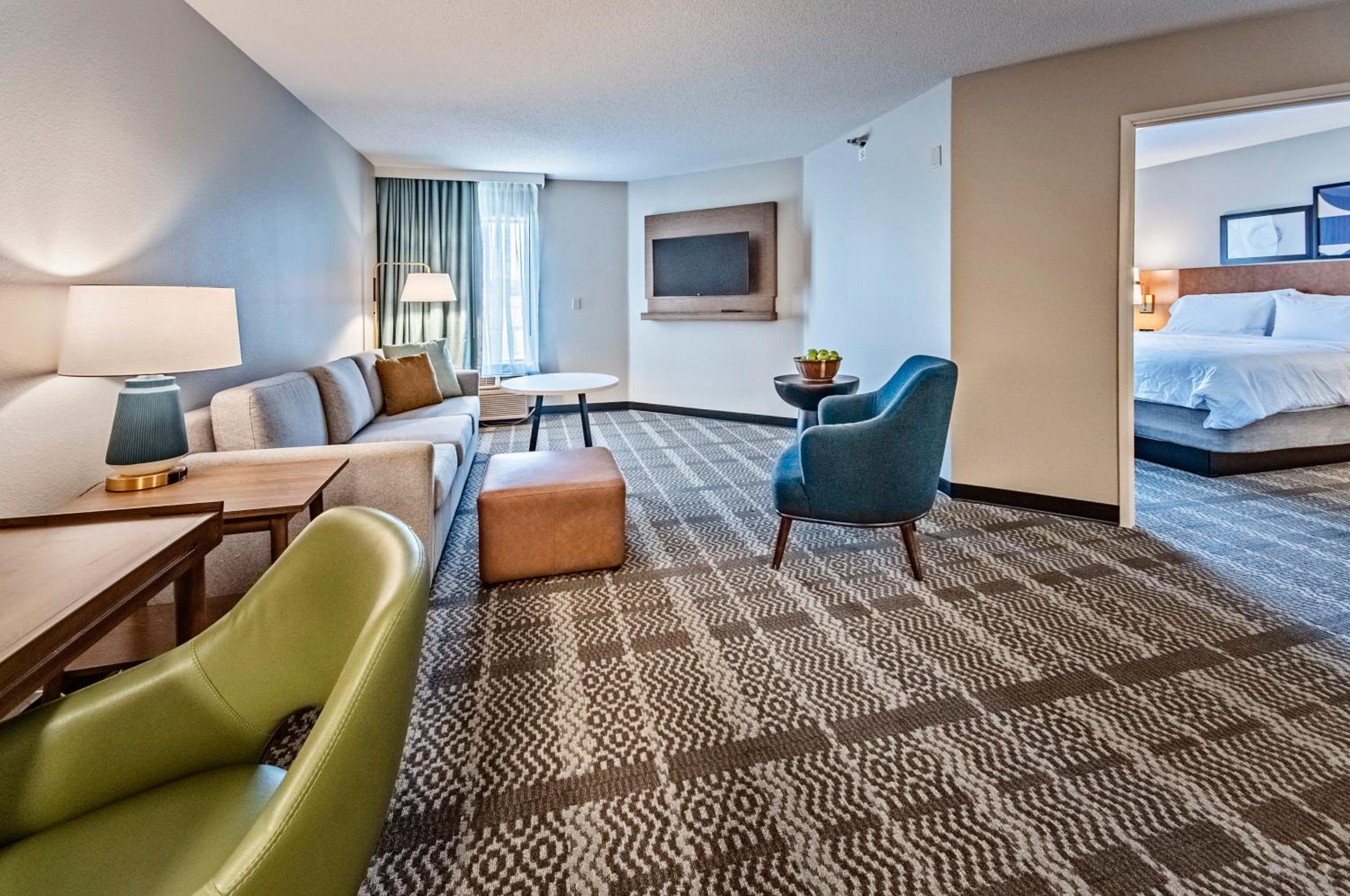 One-Bedroom King Suite - Photo 3