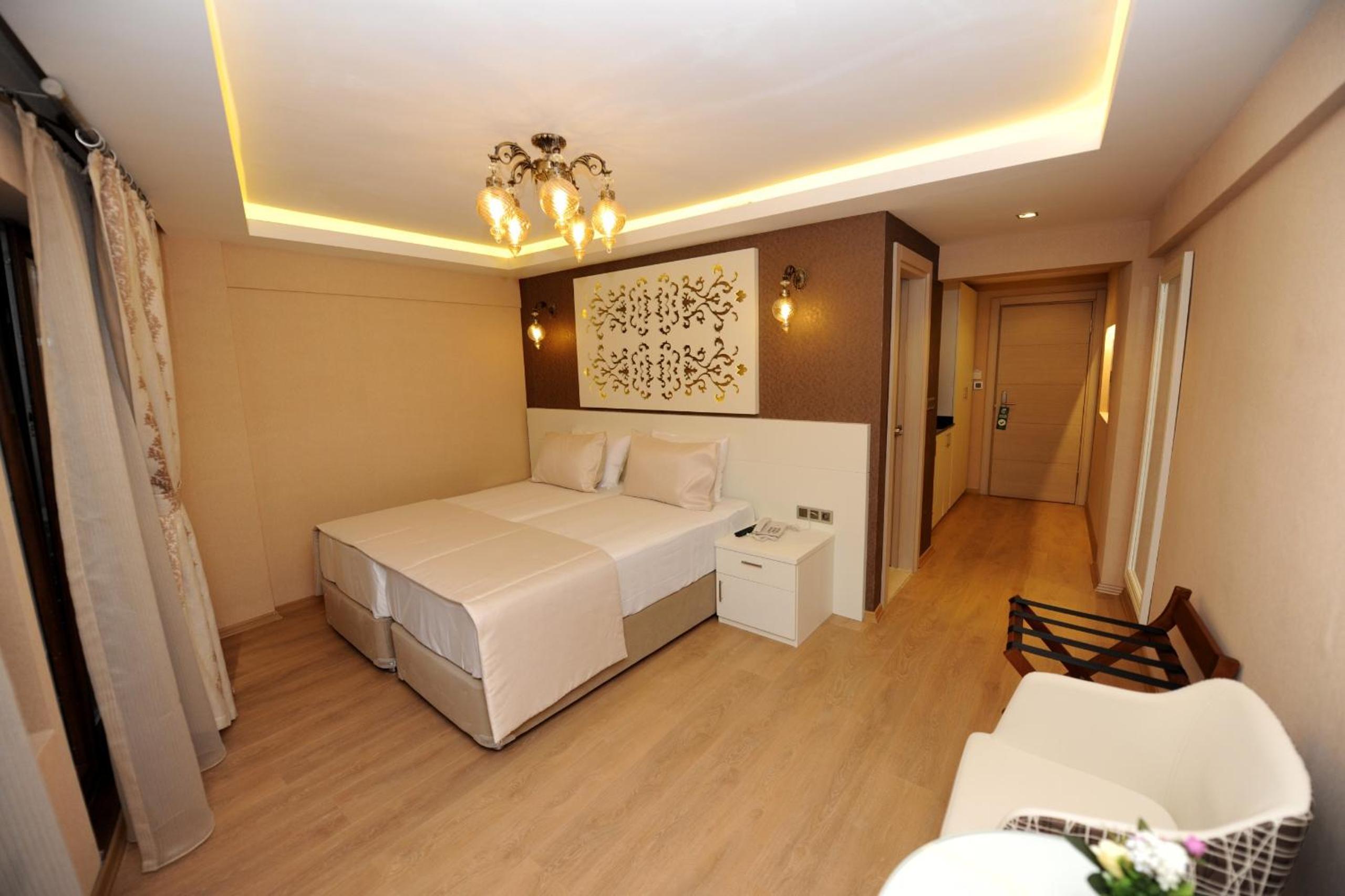 Deluxe Double or Twin Room with Balcony photo 2