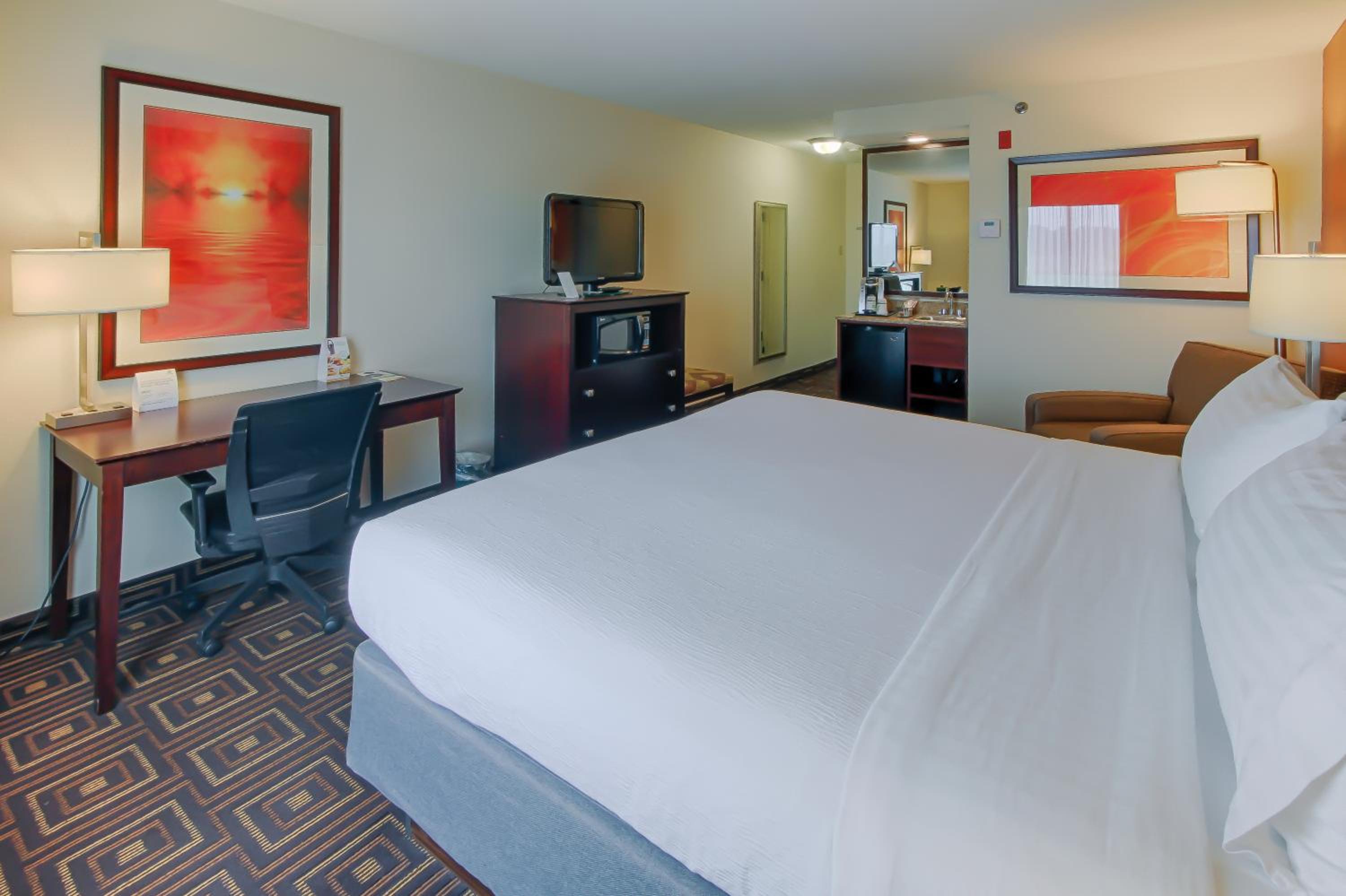 King Room - Non-Smoking - Photo 3