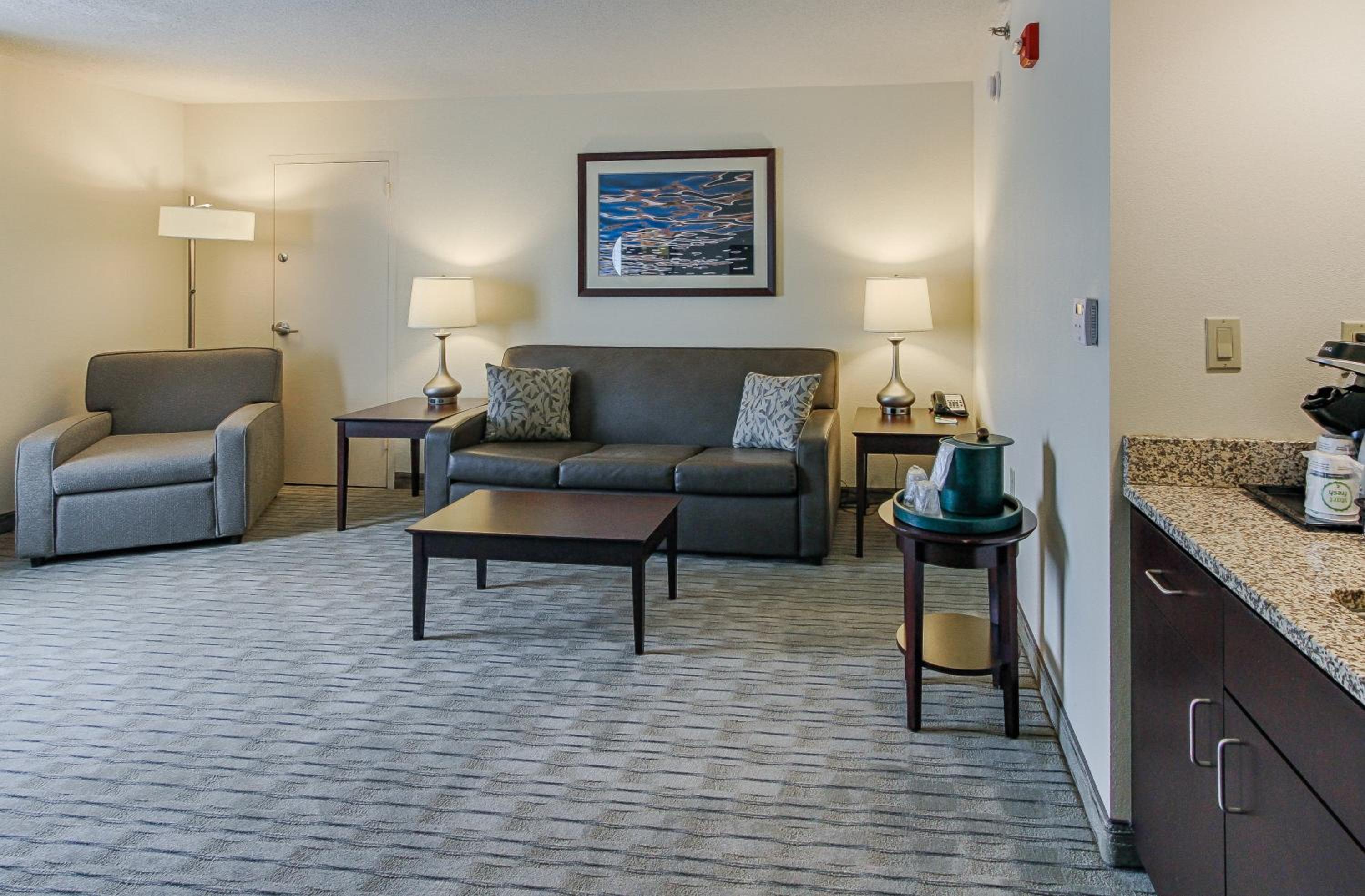 Standard King Room with Sofa Bed - Photo 3