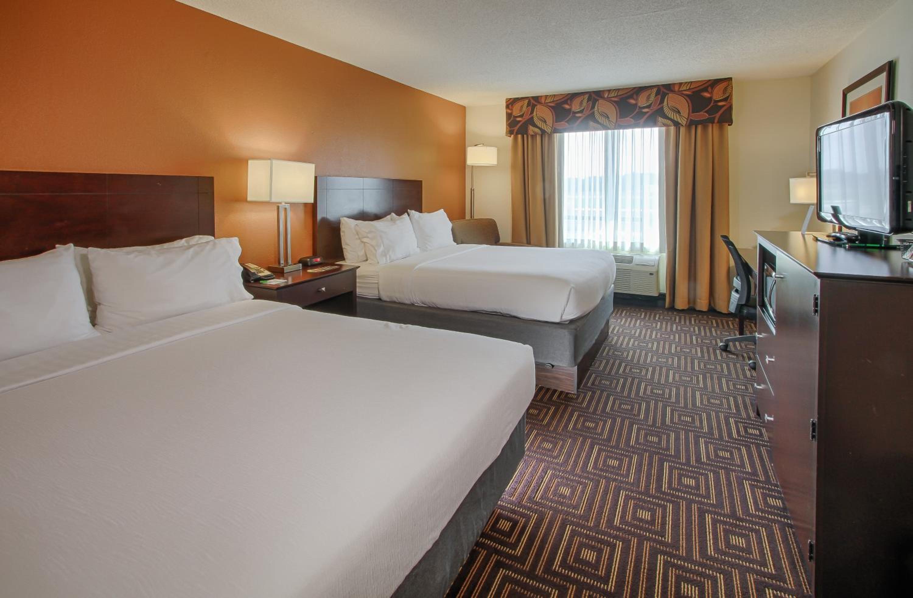 Standard Queen Room with Two Queen Beds - Photo 3