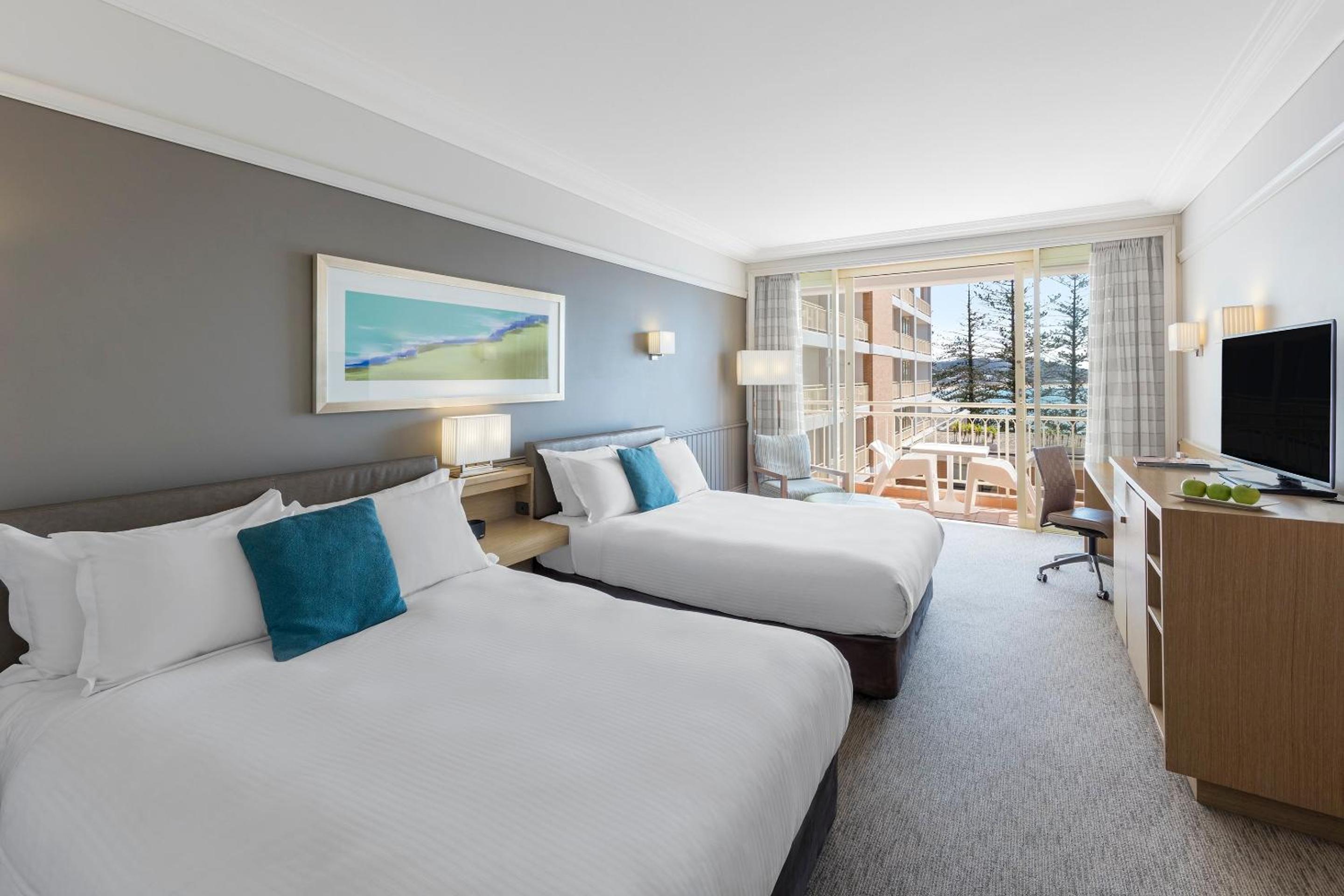 Standard Queen Room with Two Queen Beds and Balcony - Photo 4