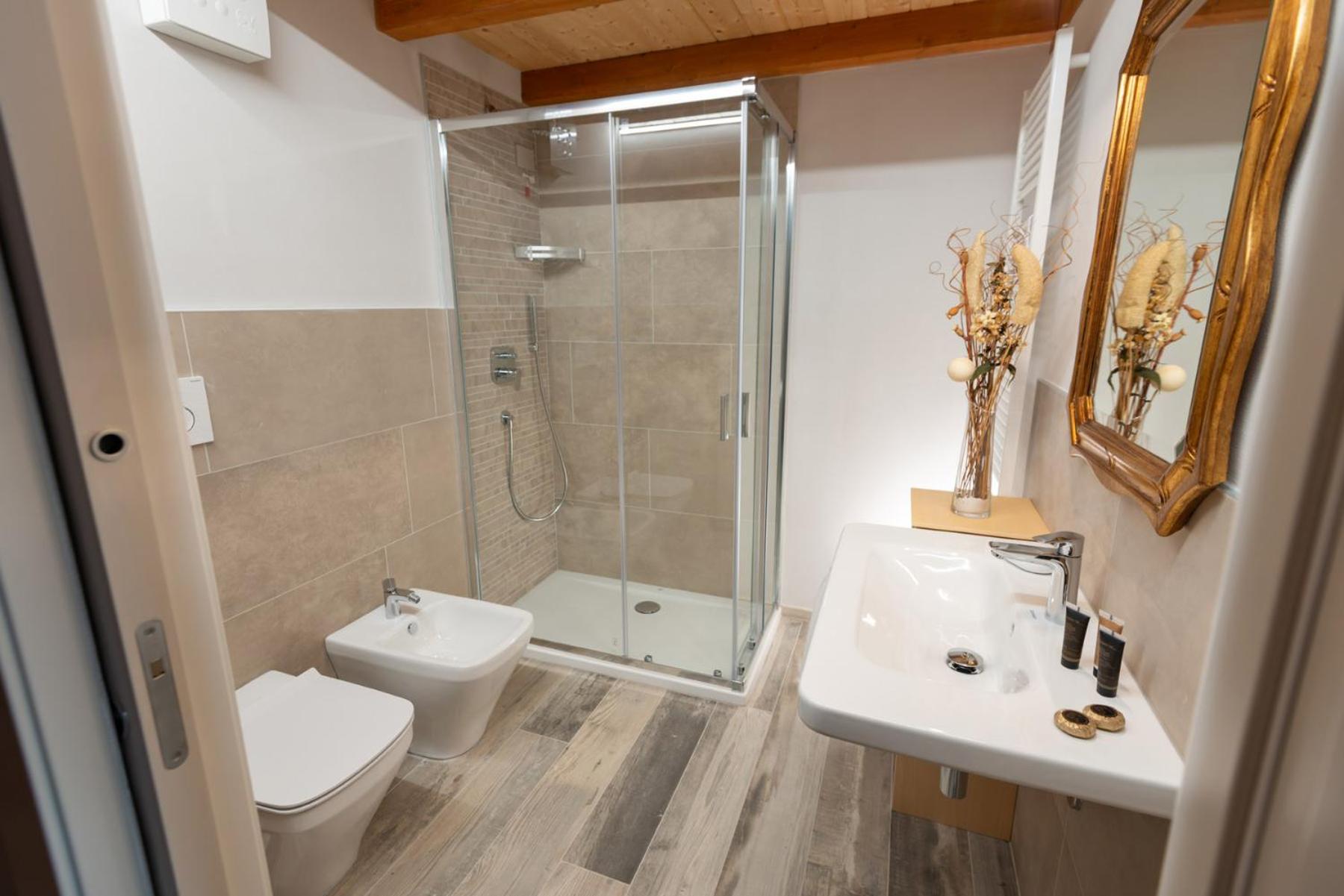 Double Room - Photo 6