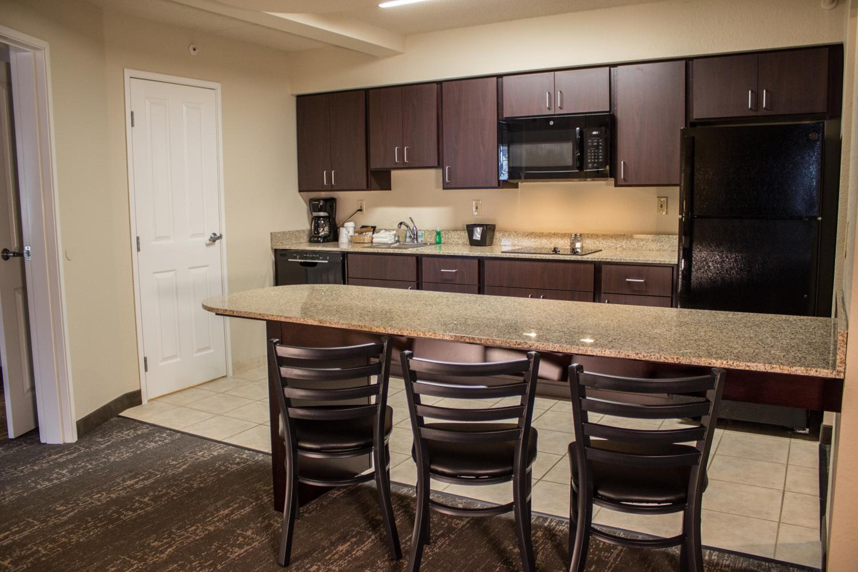 Deluxe Two Room King Suite - Disability Access - Non-Smoking  - Photo 3