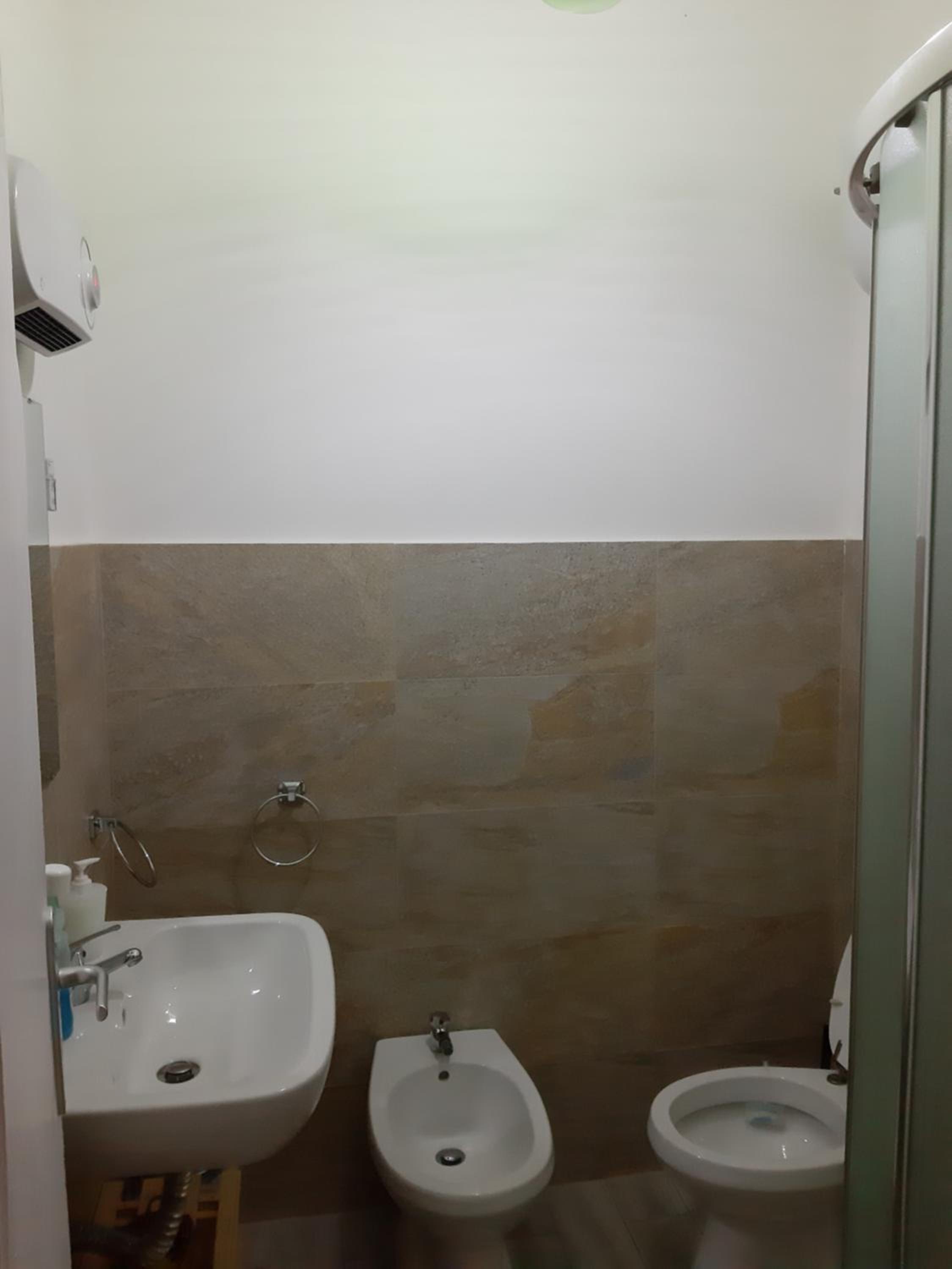 Double Room with Private Bathroom - Photo 10