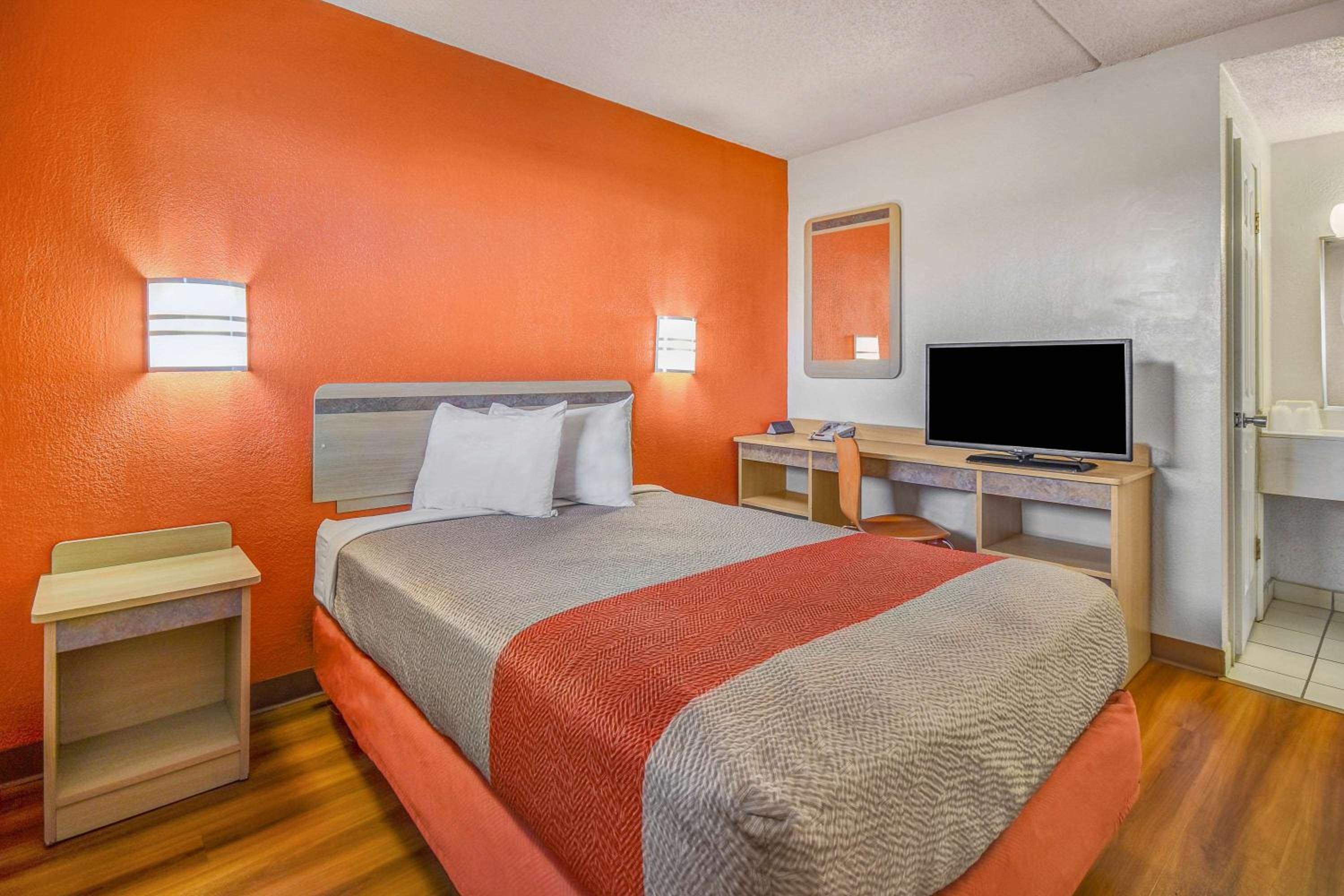 Double Room - Non-Smoking  - Photo 8