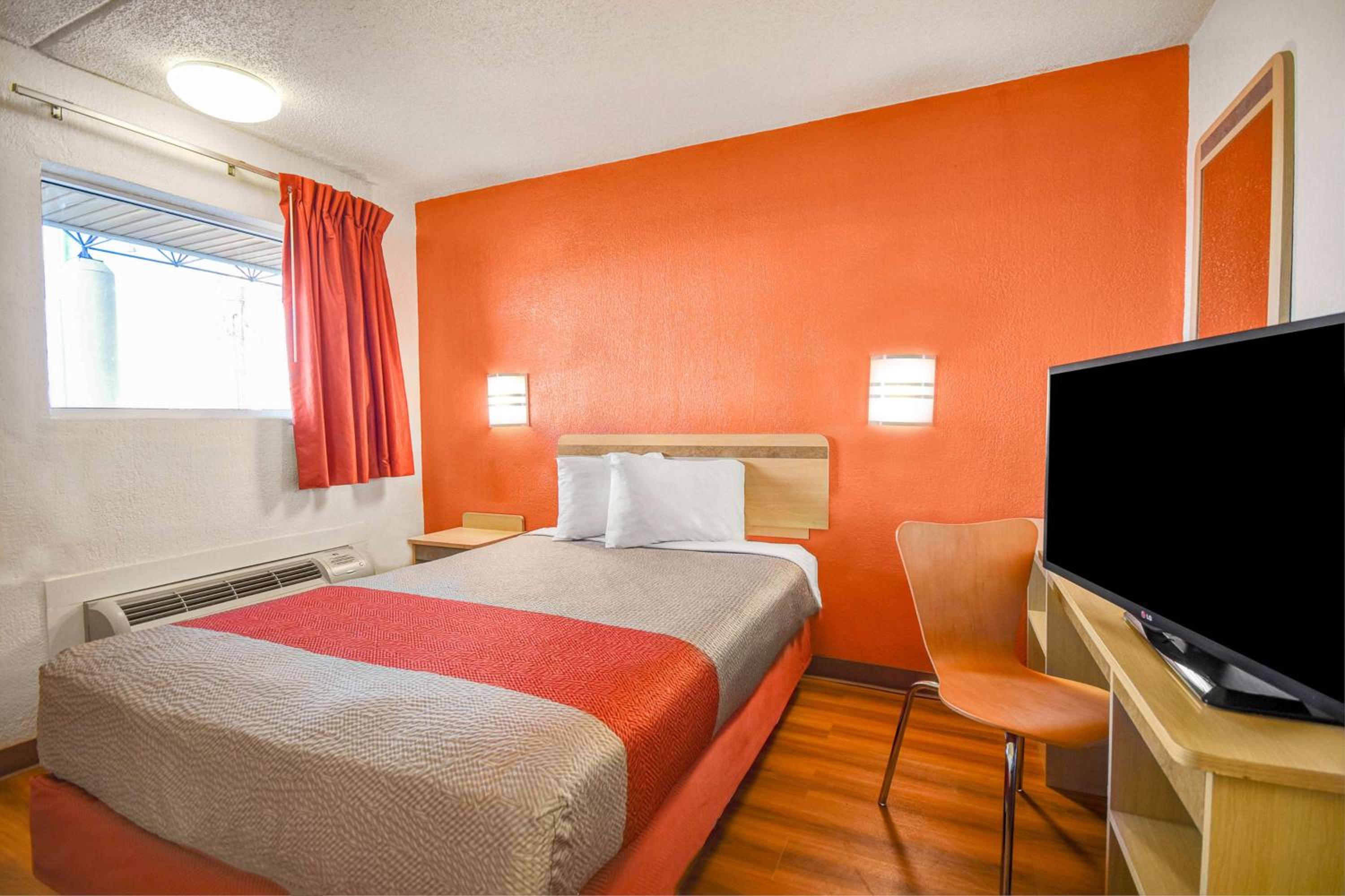 Double Room - Non-Smoking  - Photo 12