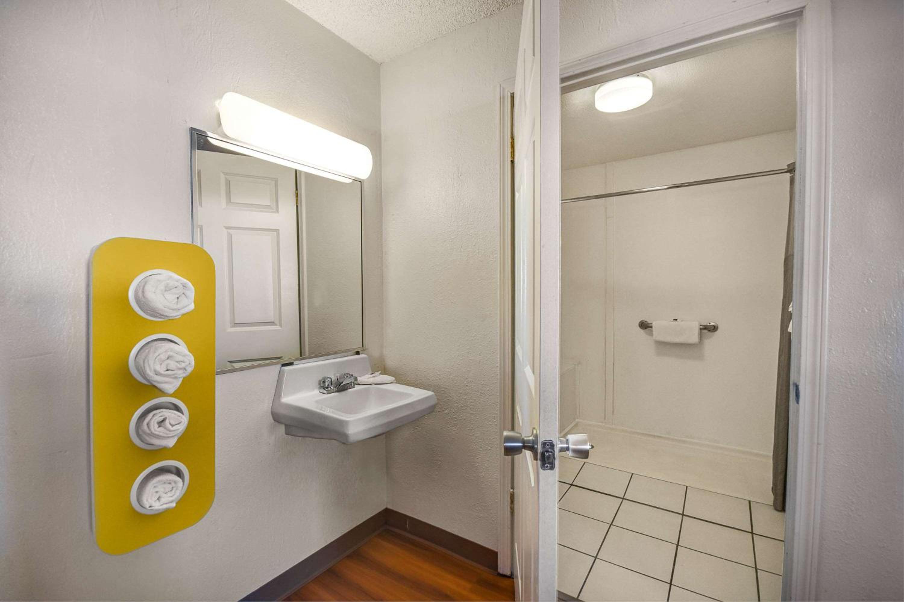Quadruple Room - Disability Access - Roll in Shower - Photo 3