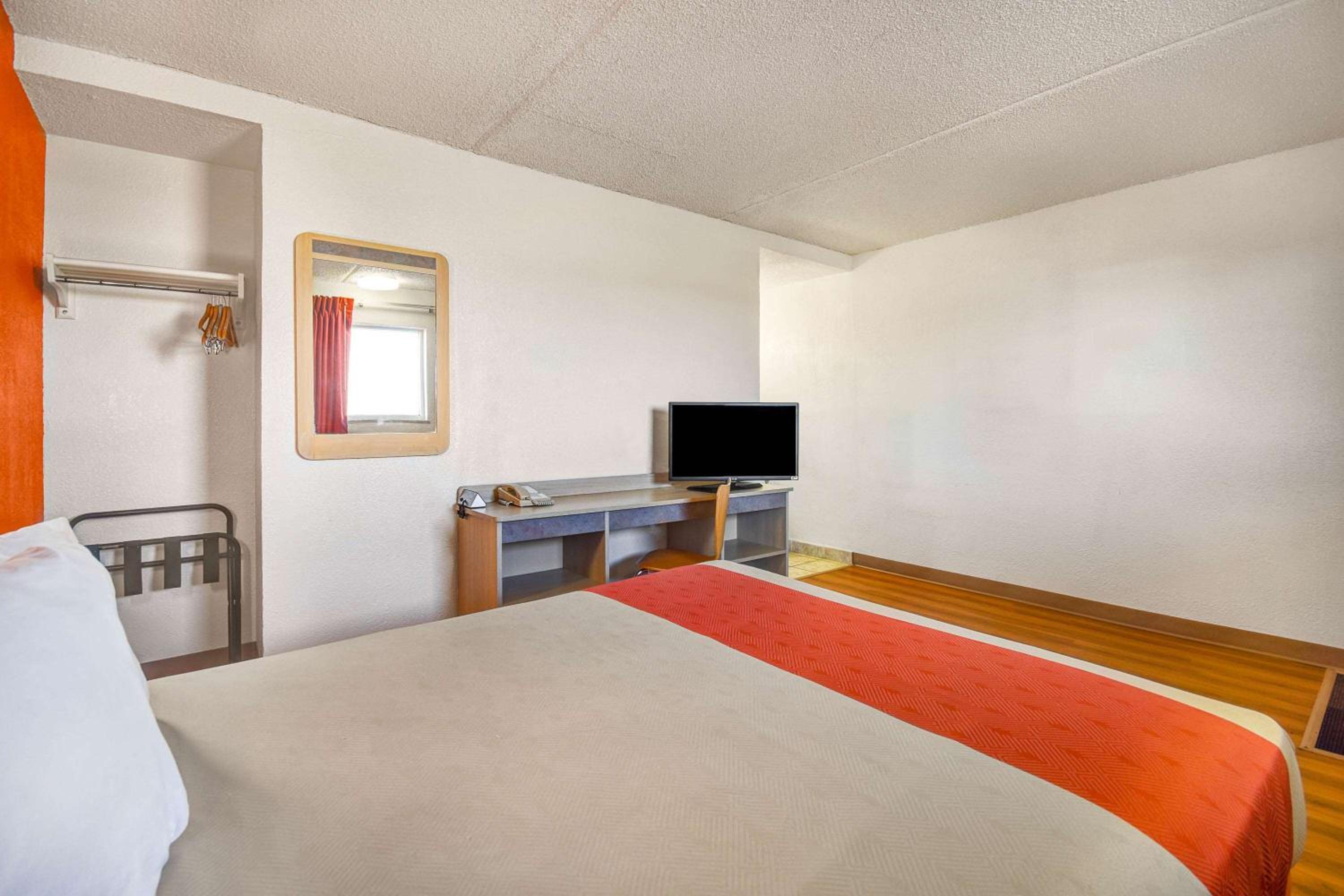Queen Room - Non-Smoking - Photo 8