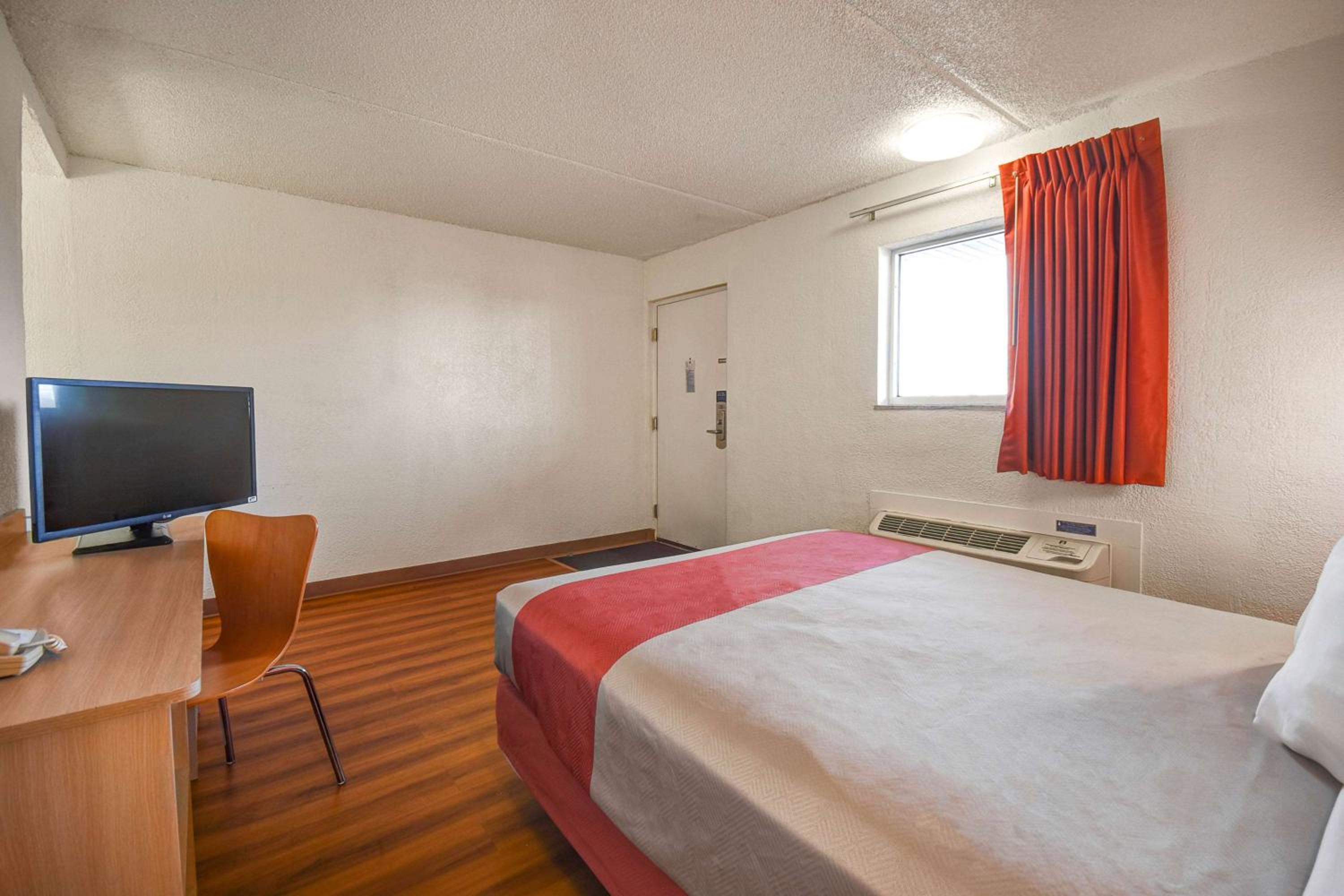 Queen Room - Non-Smoking - Photo 9