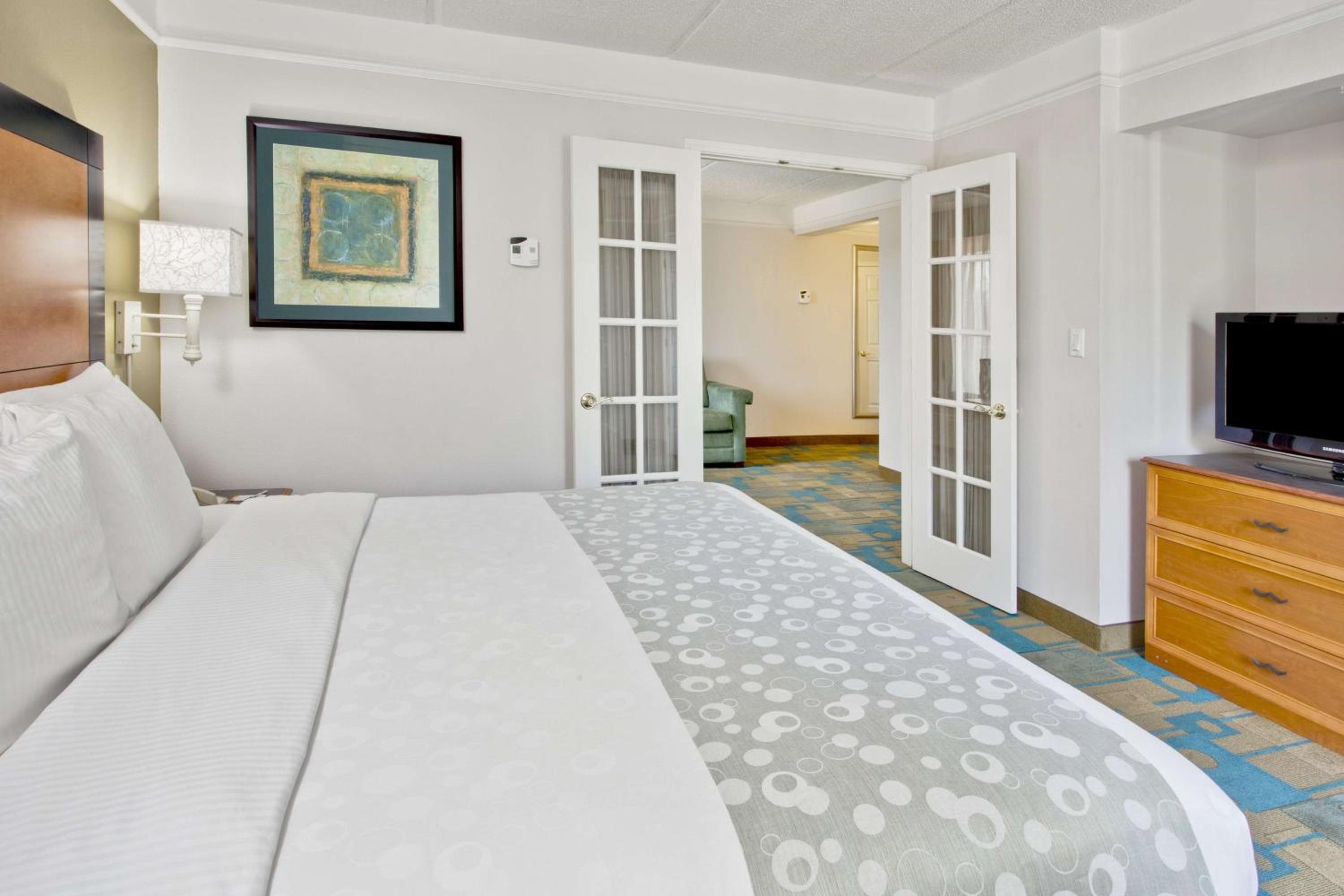 One-Bedroom King Suite - Non-Smoking - Photo 3