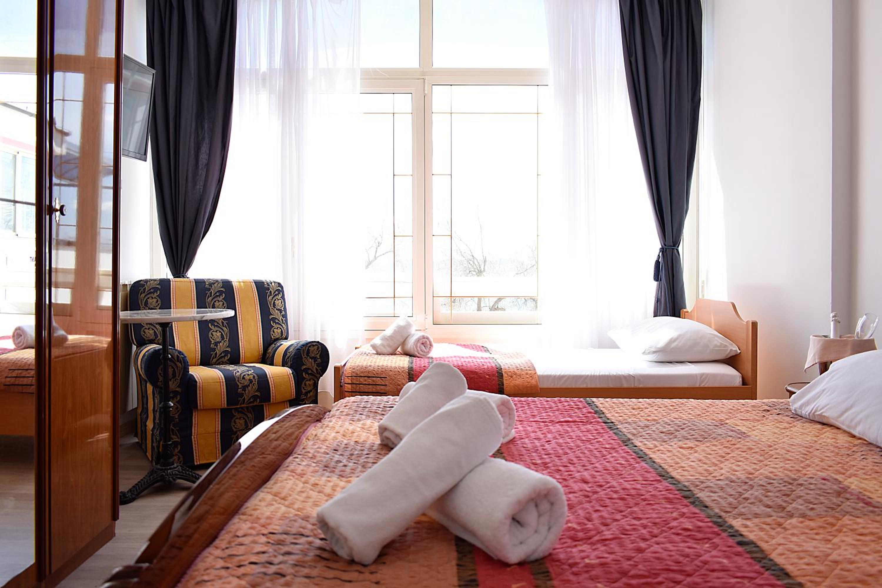 Standard Triple Room with Sea View - Photo 6
