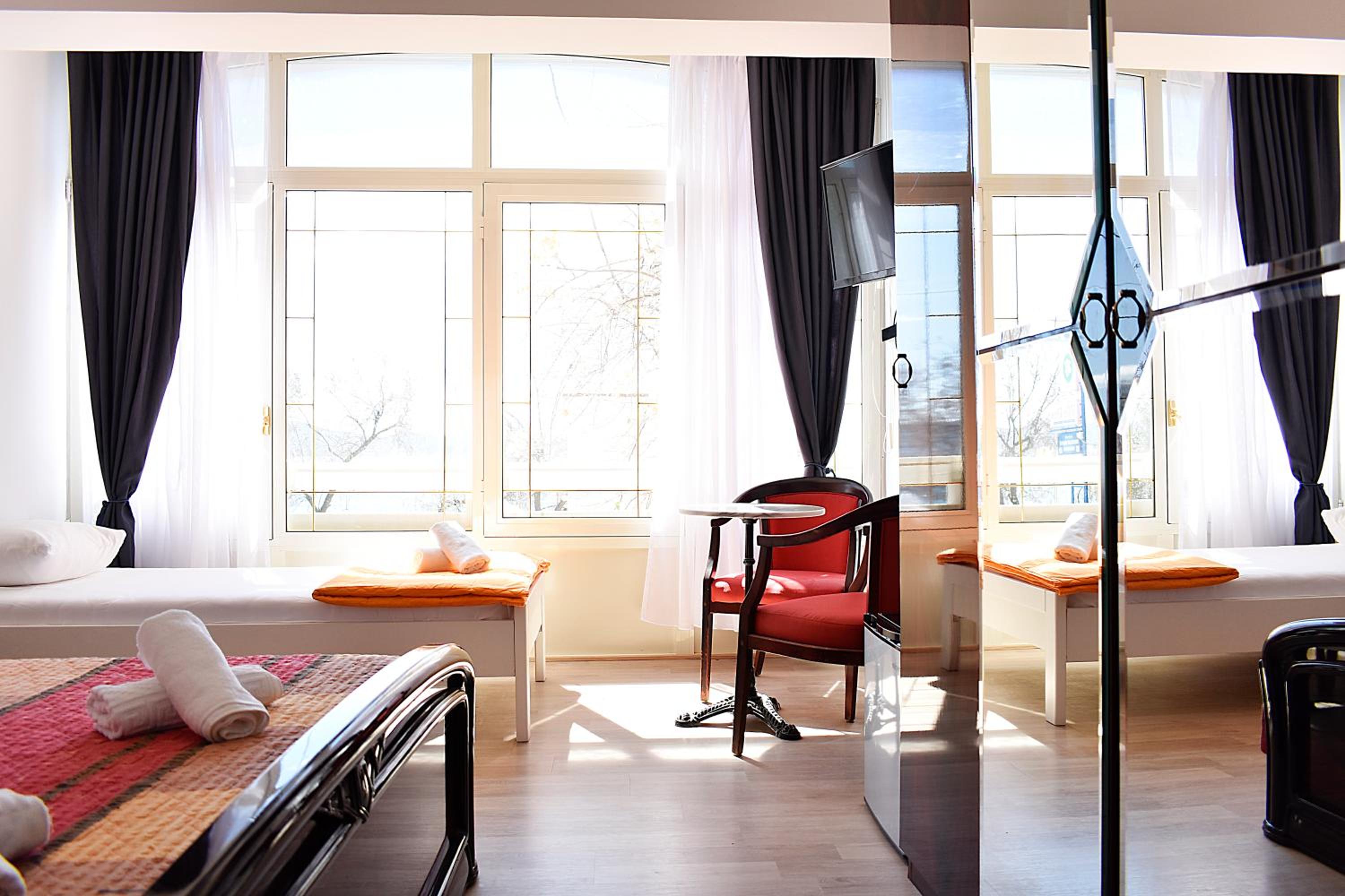 Standard Triple Room with Sea View - Photo 8