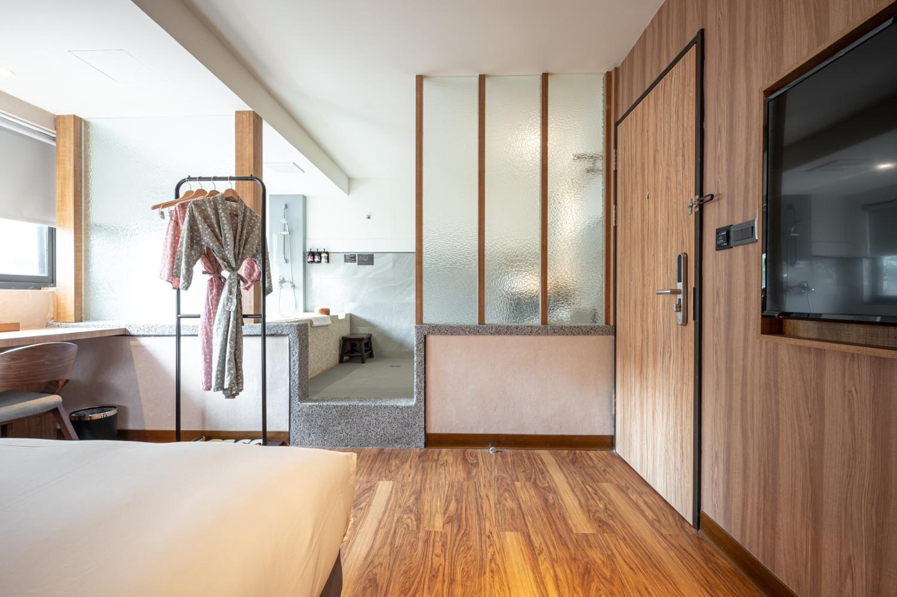 Suite with City View - Photo 2