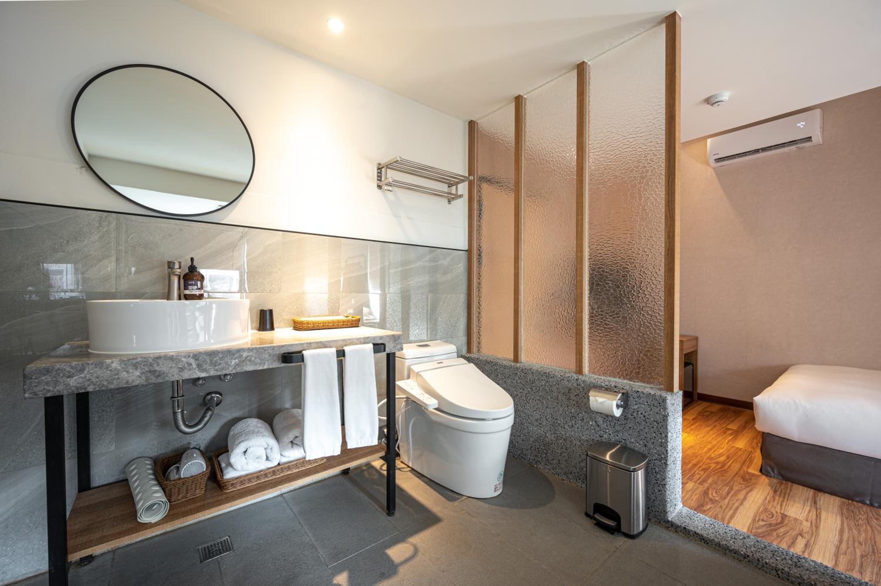 Suite with City View - Photo 4