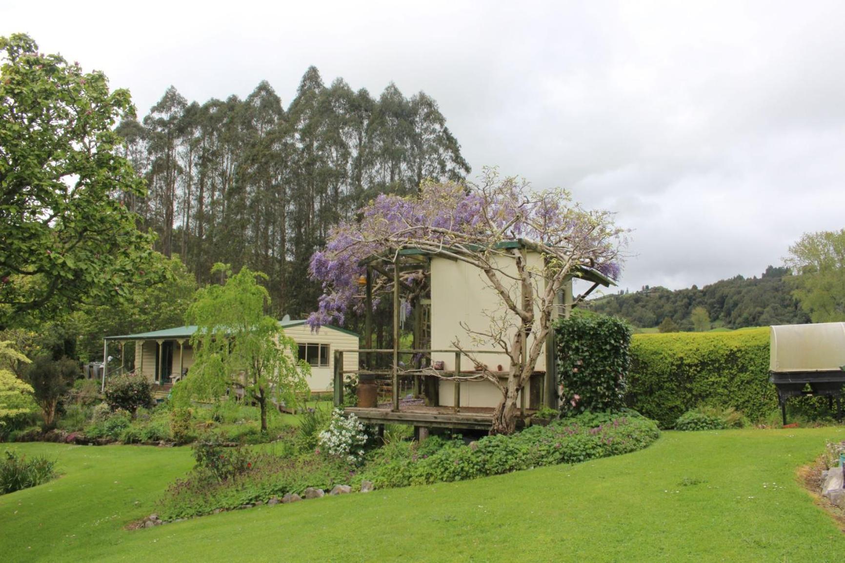 Queen Room with Garden View - Photo 3