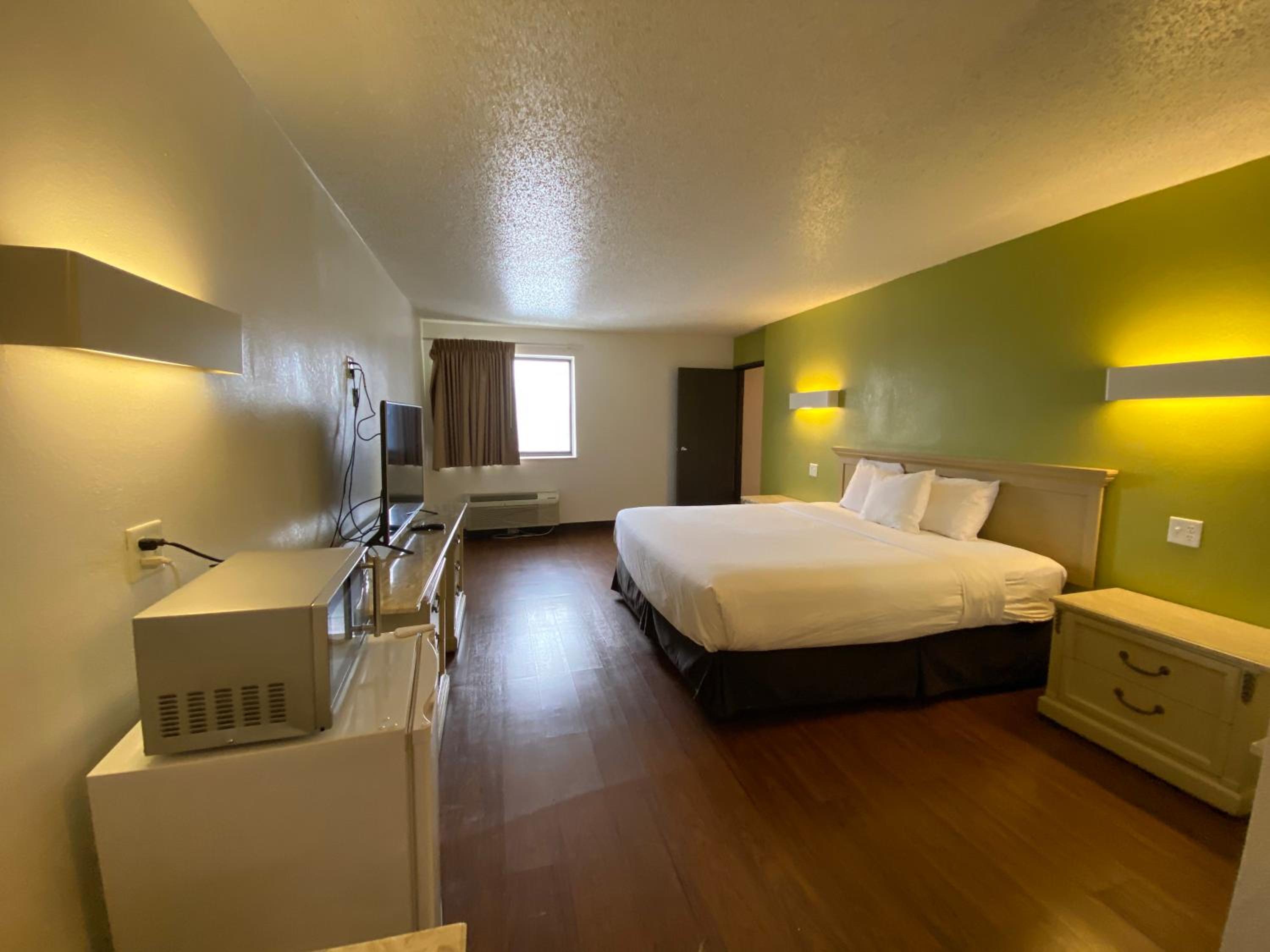 Deluxe King Room with Jacuzzi - Non-Smoking