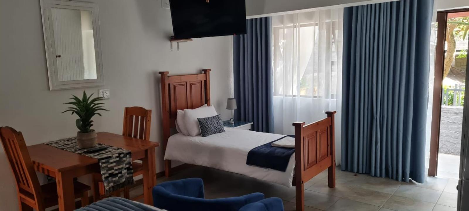 Deluxe Queen Room with Garden View photo 2