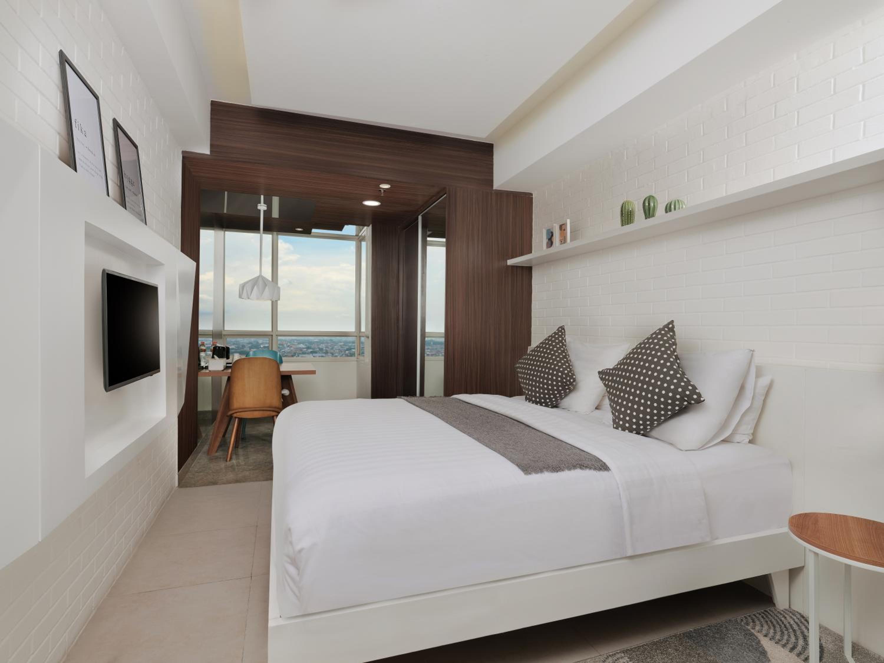 Deluxe King Room - Photo 1