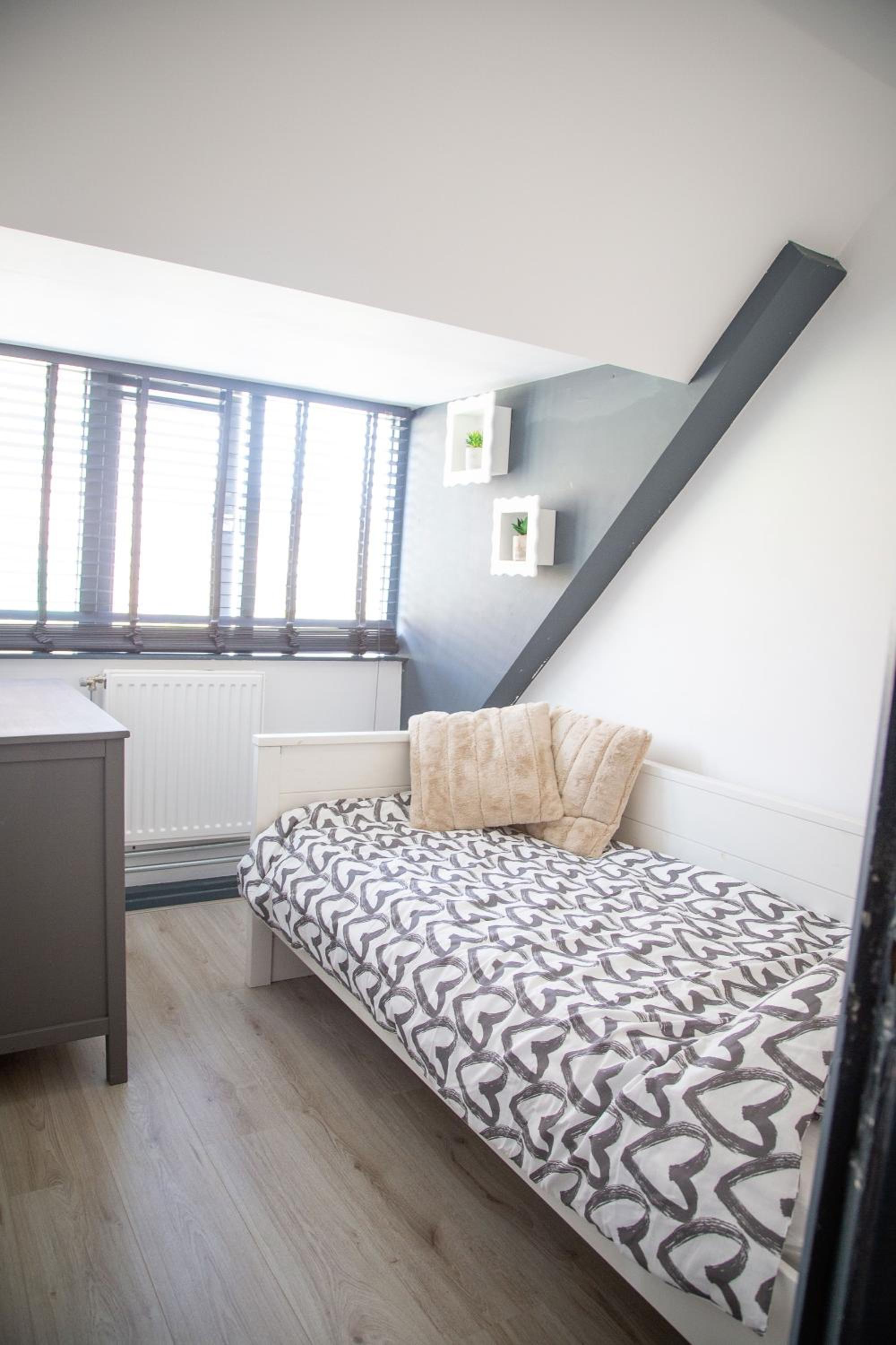 Single Room with Shared Bathroom photo 2
