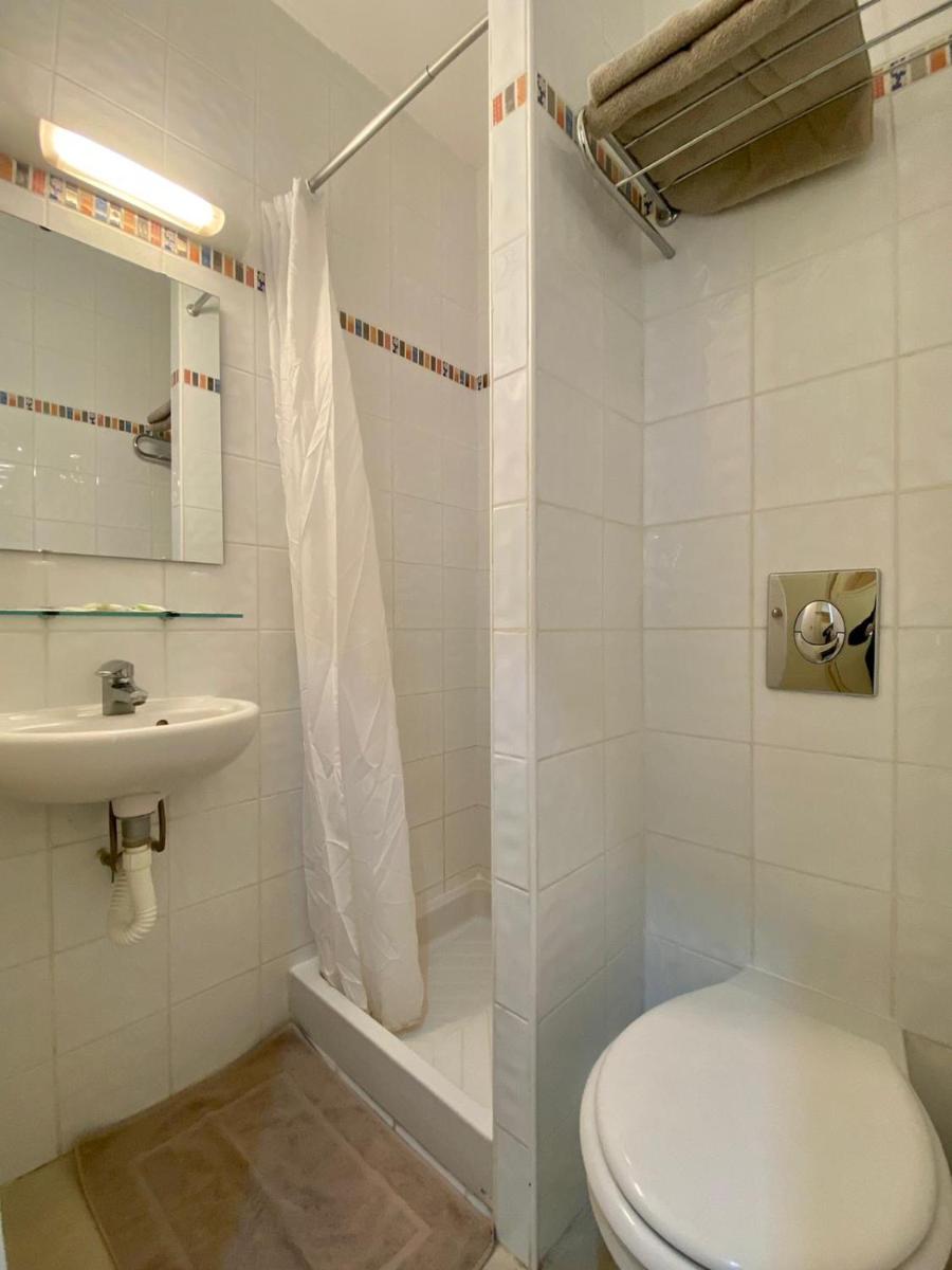 Standard Double Room - Photo 8