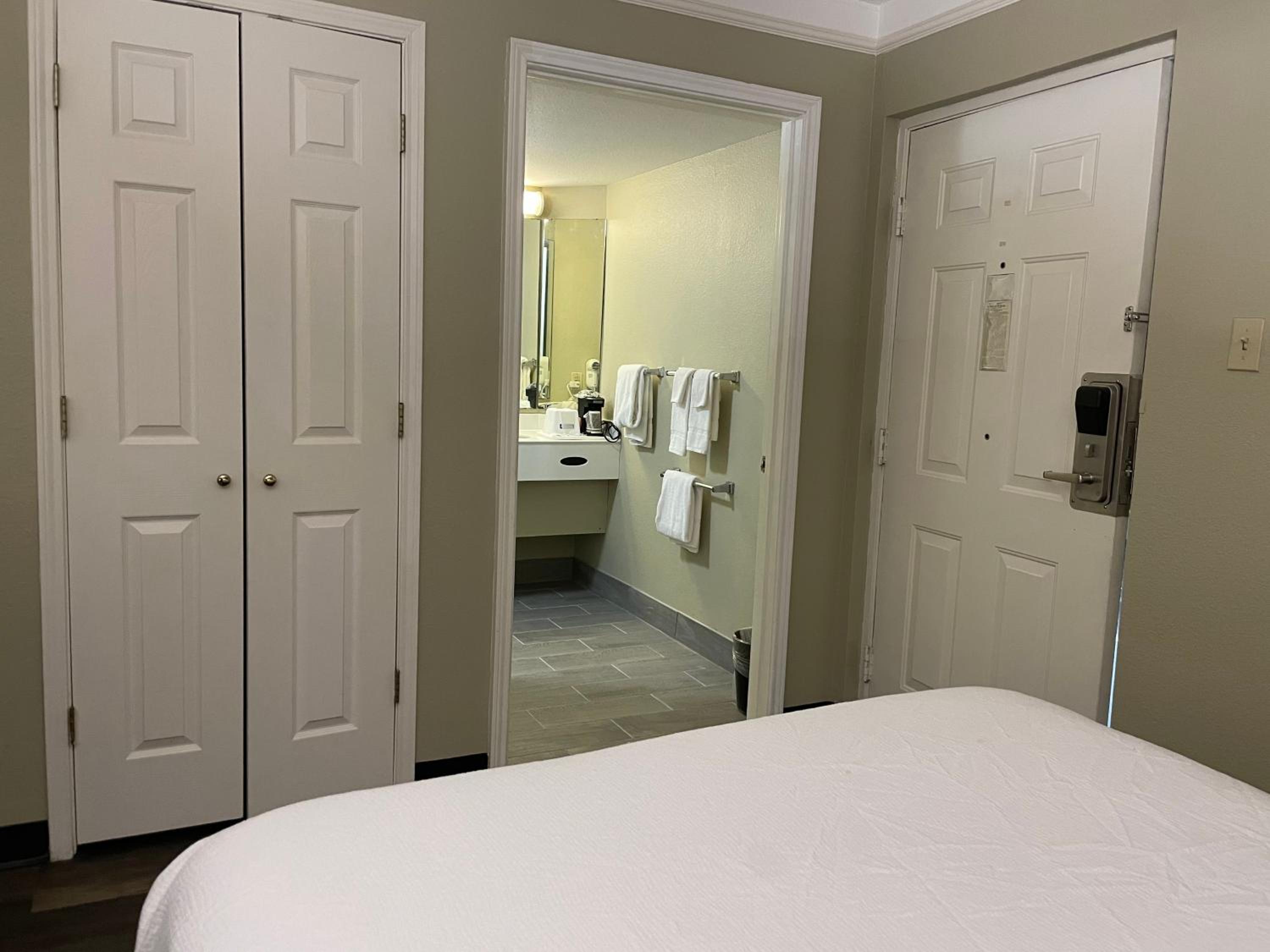 Double Room with Two Double Beds and Sofa Bed - Non-Smoking, photo 6