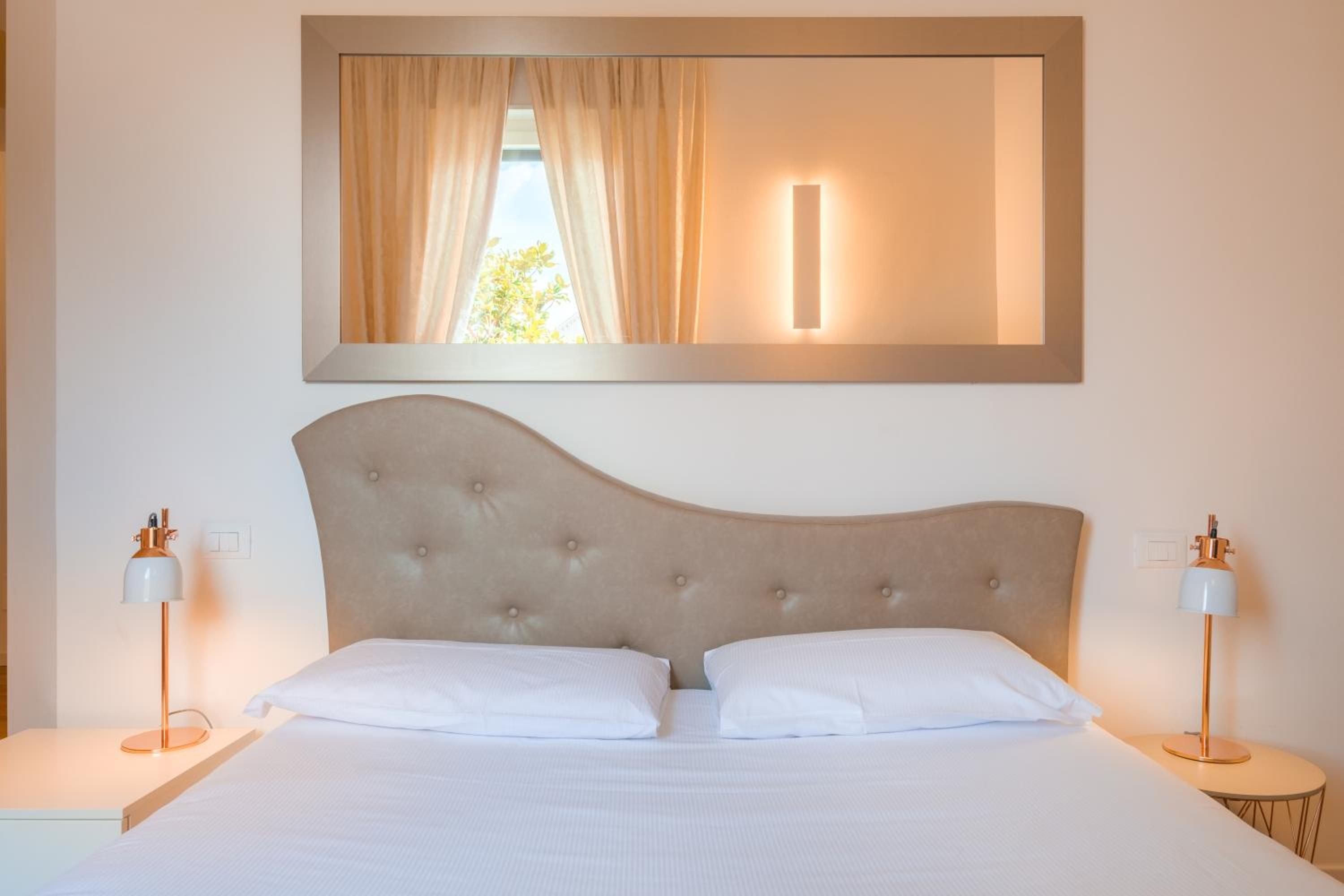 Deluxe Junior Suite - Photo 8