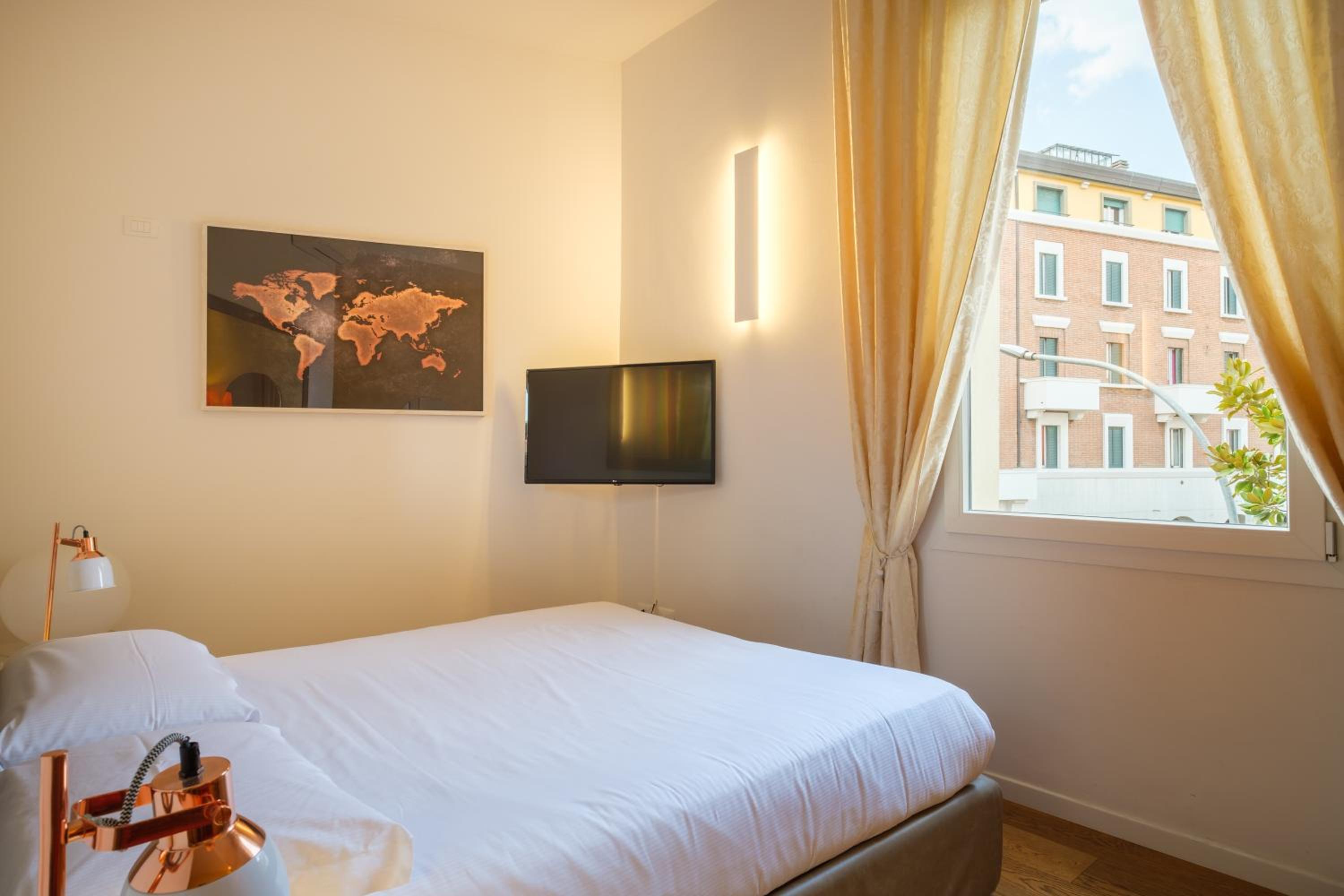 Deluxe Junior Suite - Photo 11