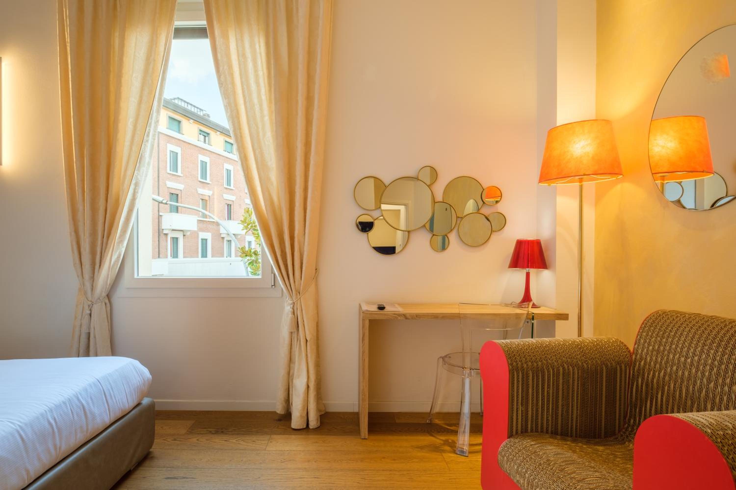 Deluxe Junior Suite - Photo 9