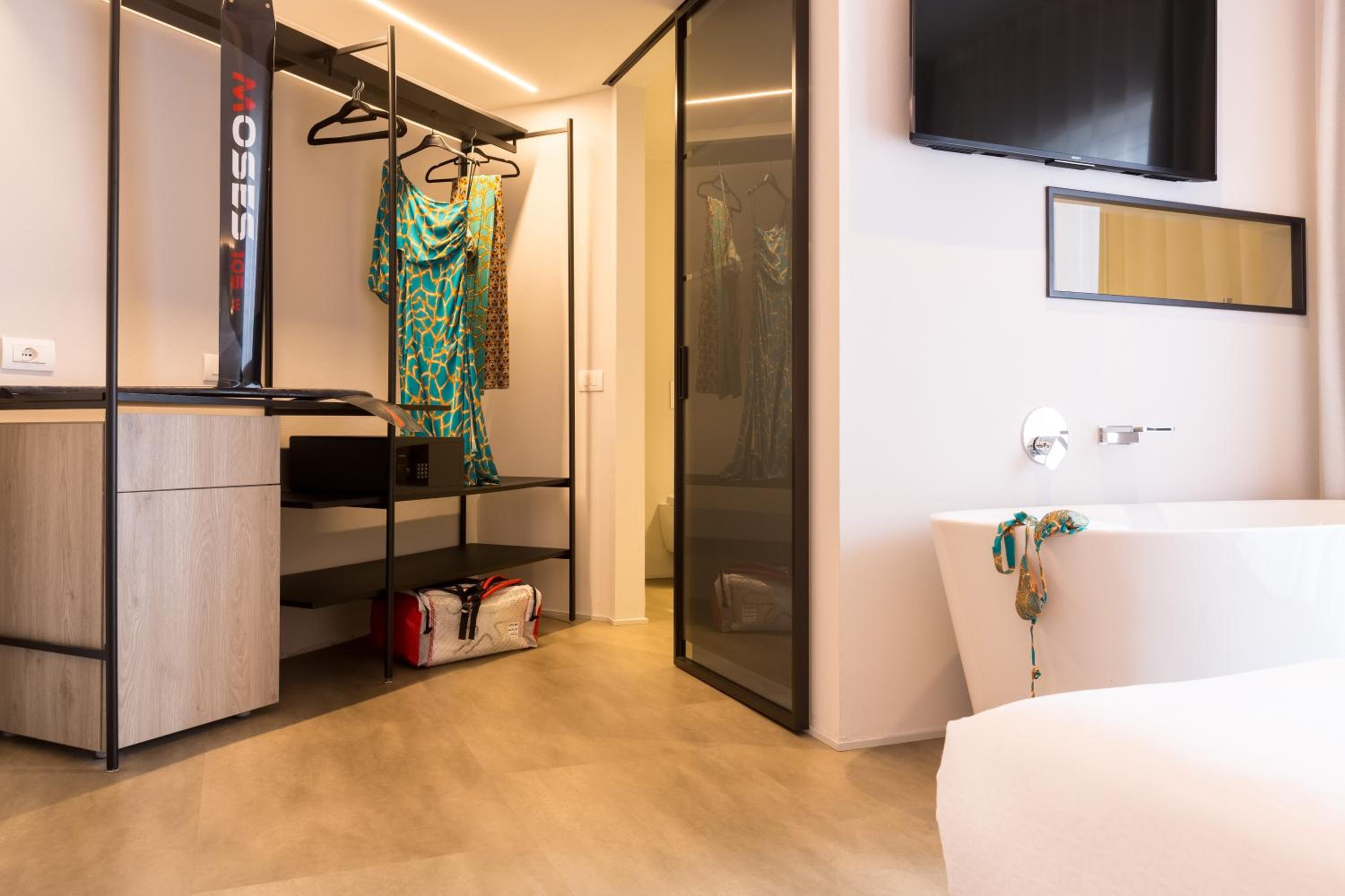 Deluxe Double Room with Balcony - Photo 5