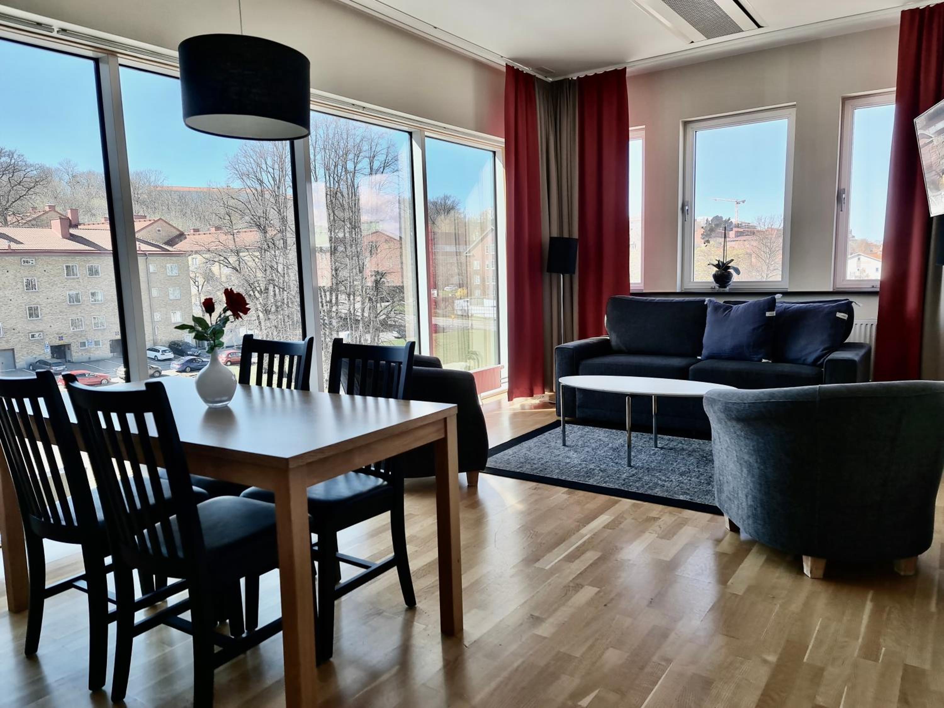 Suite - Photo 1