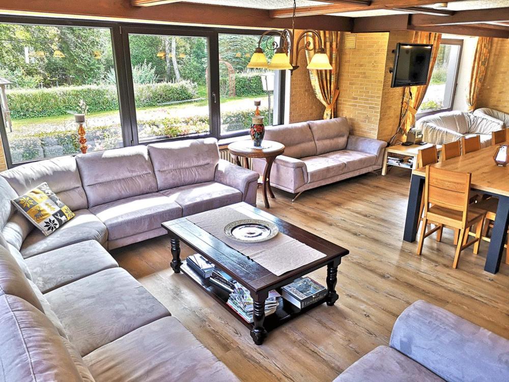 Eight-Bedroom House photo 2