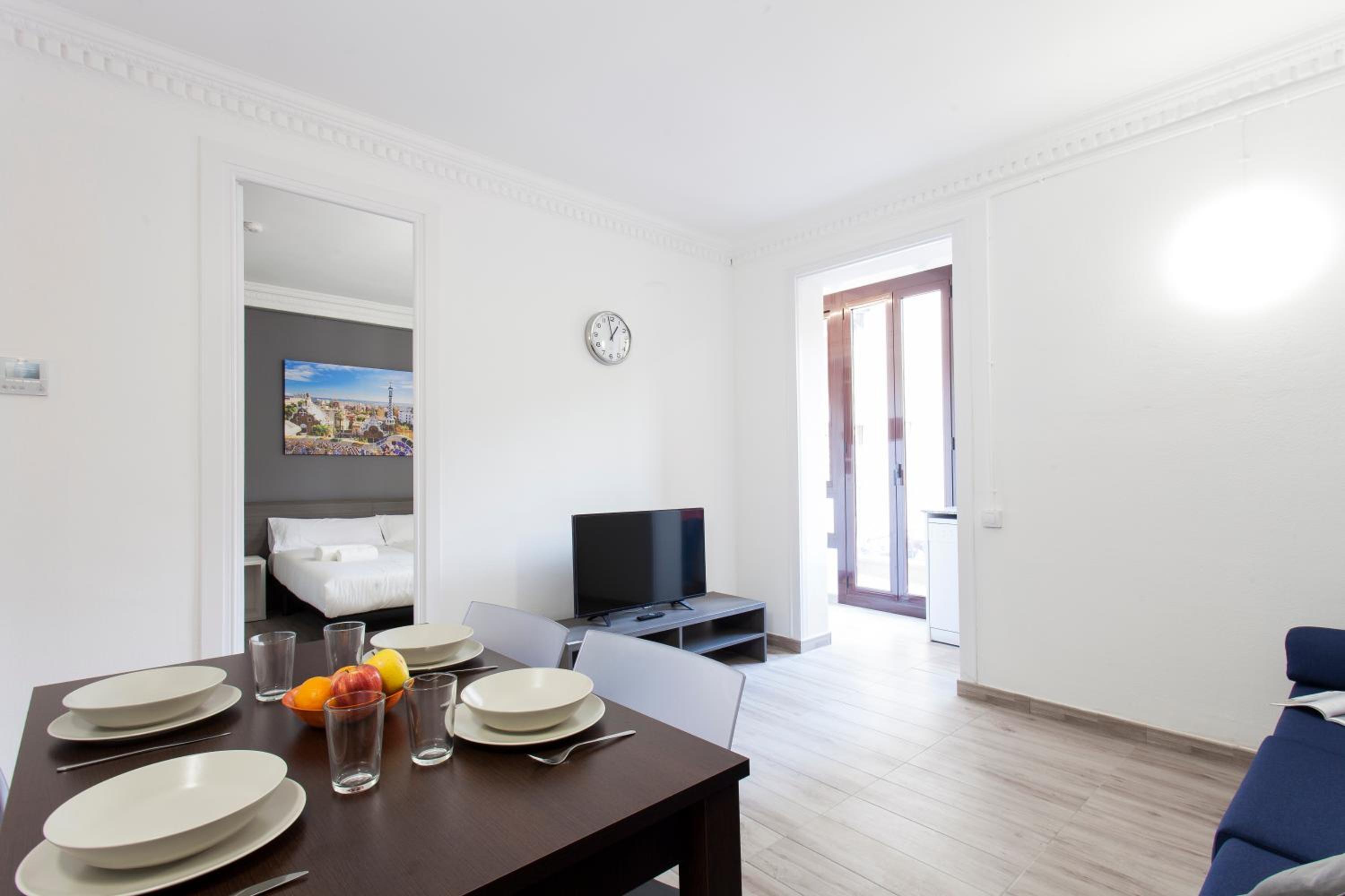 Apartamento de tres habitaciones con patio.