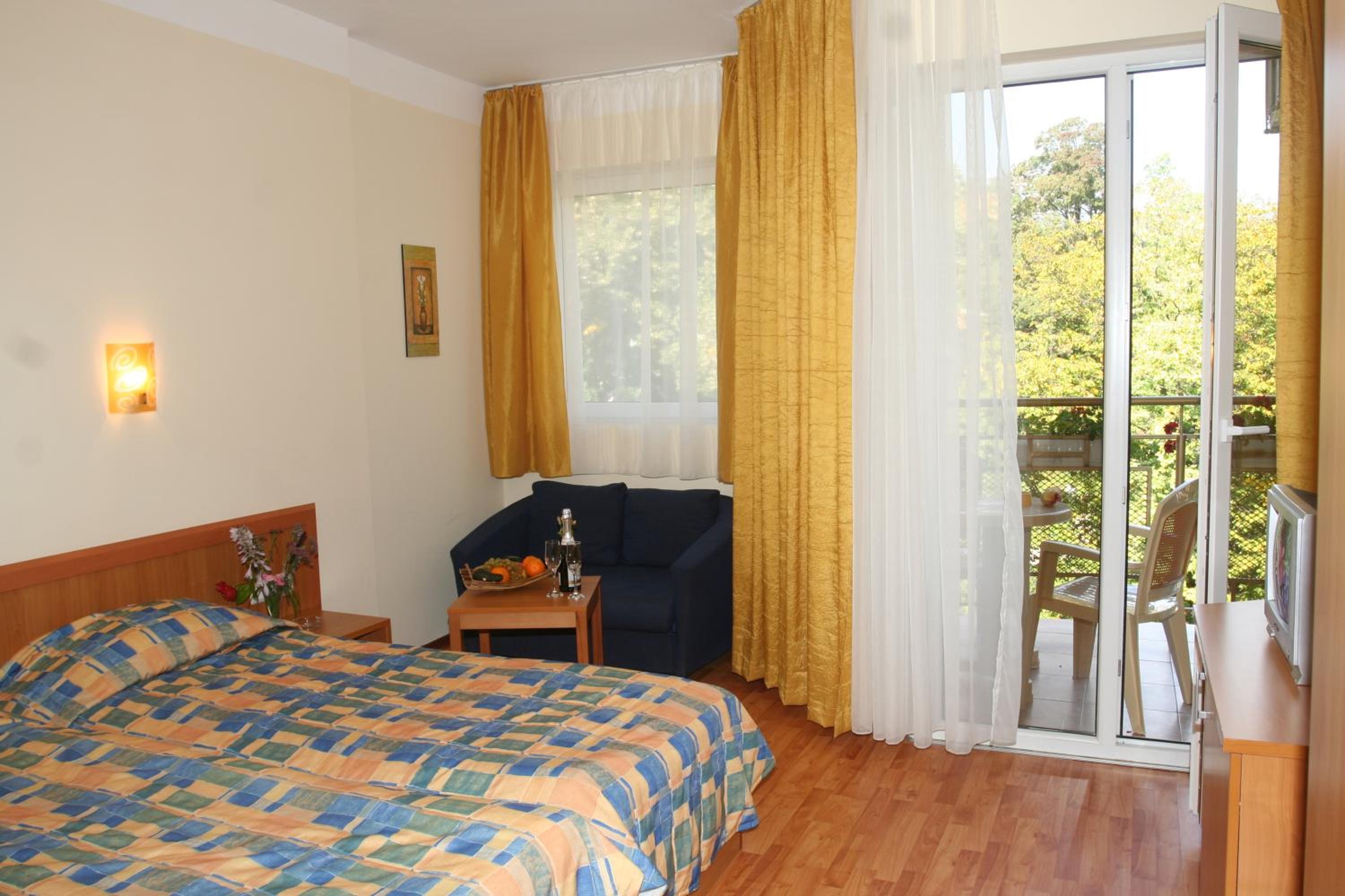 Twin Room with Balcony - Photo 4