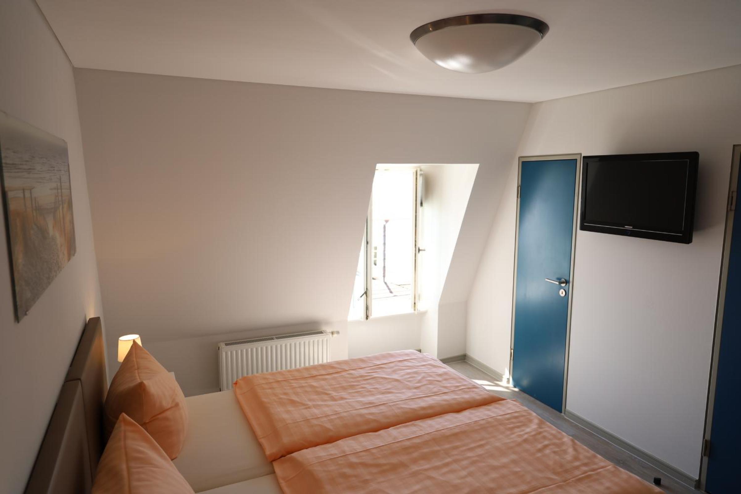 Double or Twin Room with Lake View photo 2