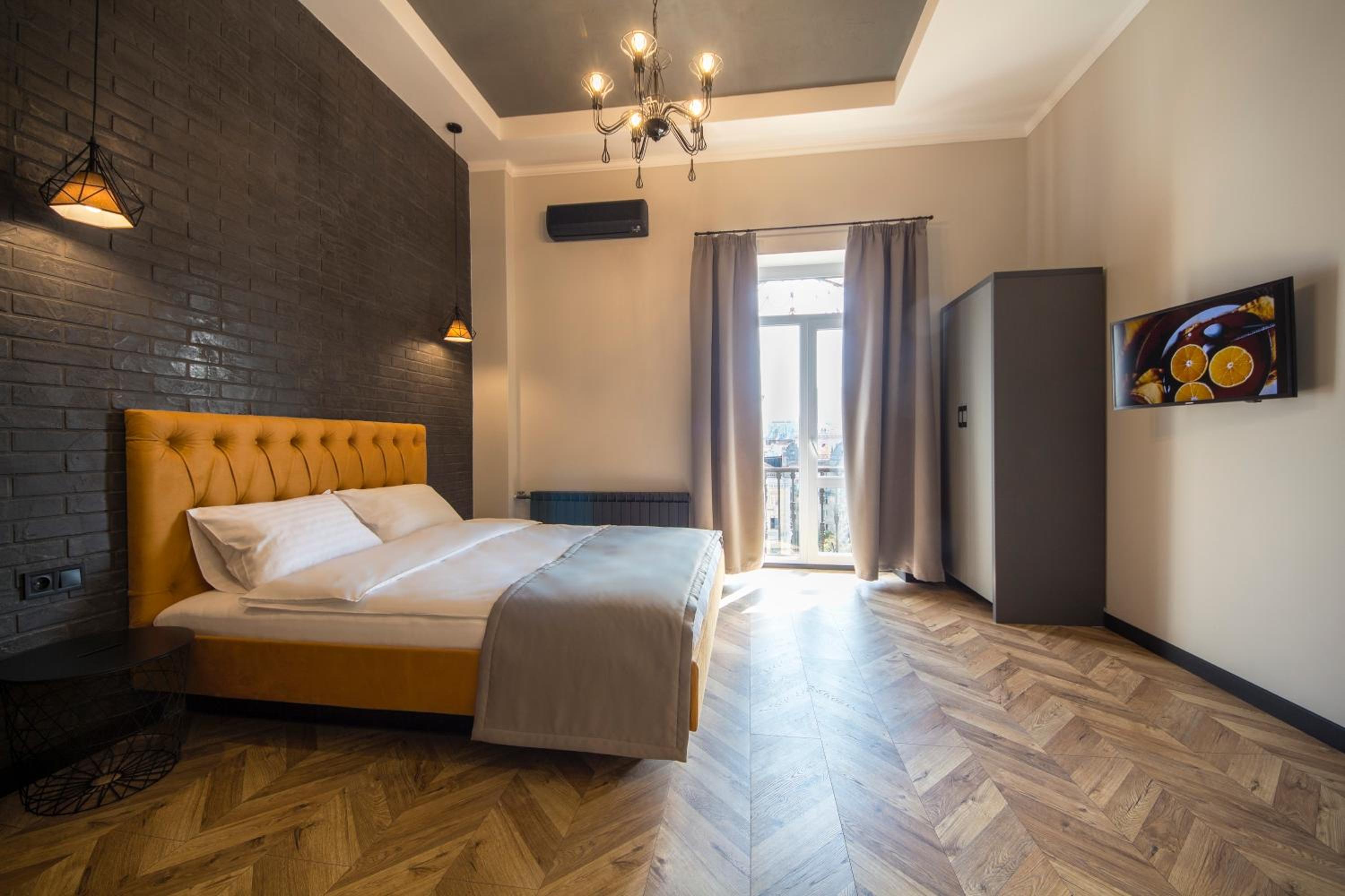 Design Apartment with balcony and city view - Prorizna, 10