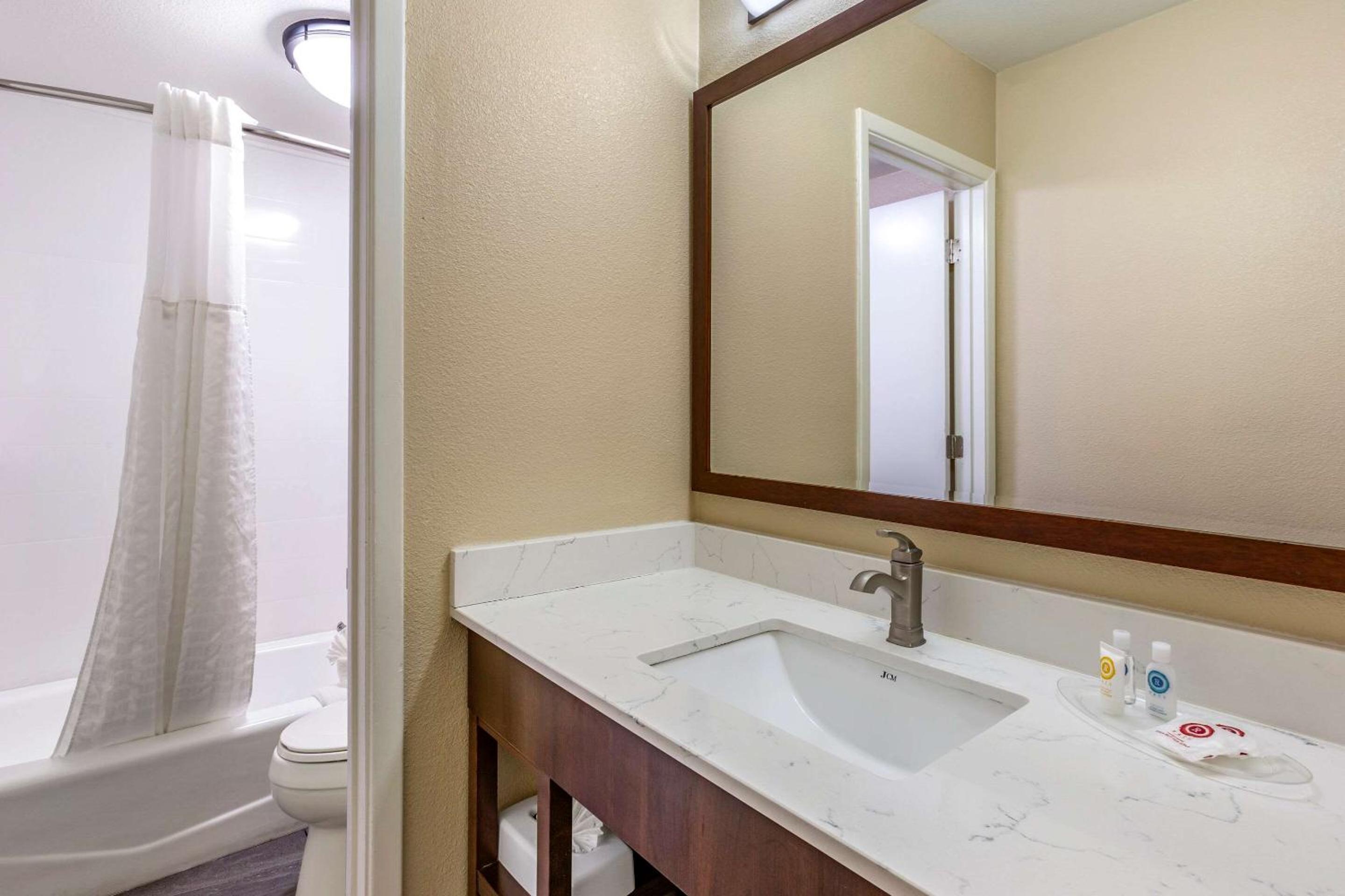 Queen Room - Accessible/Non-Smoking - Photo 5