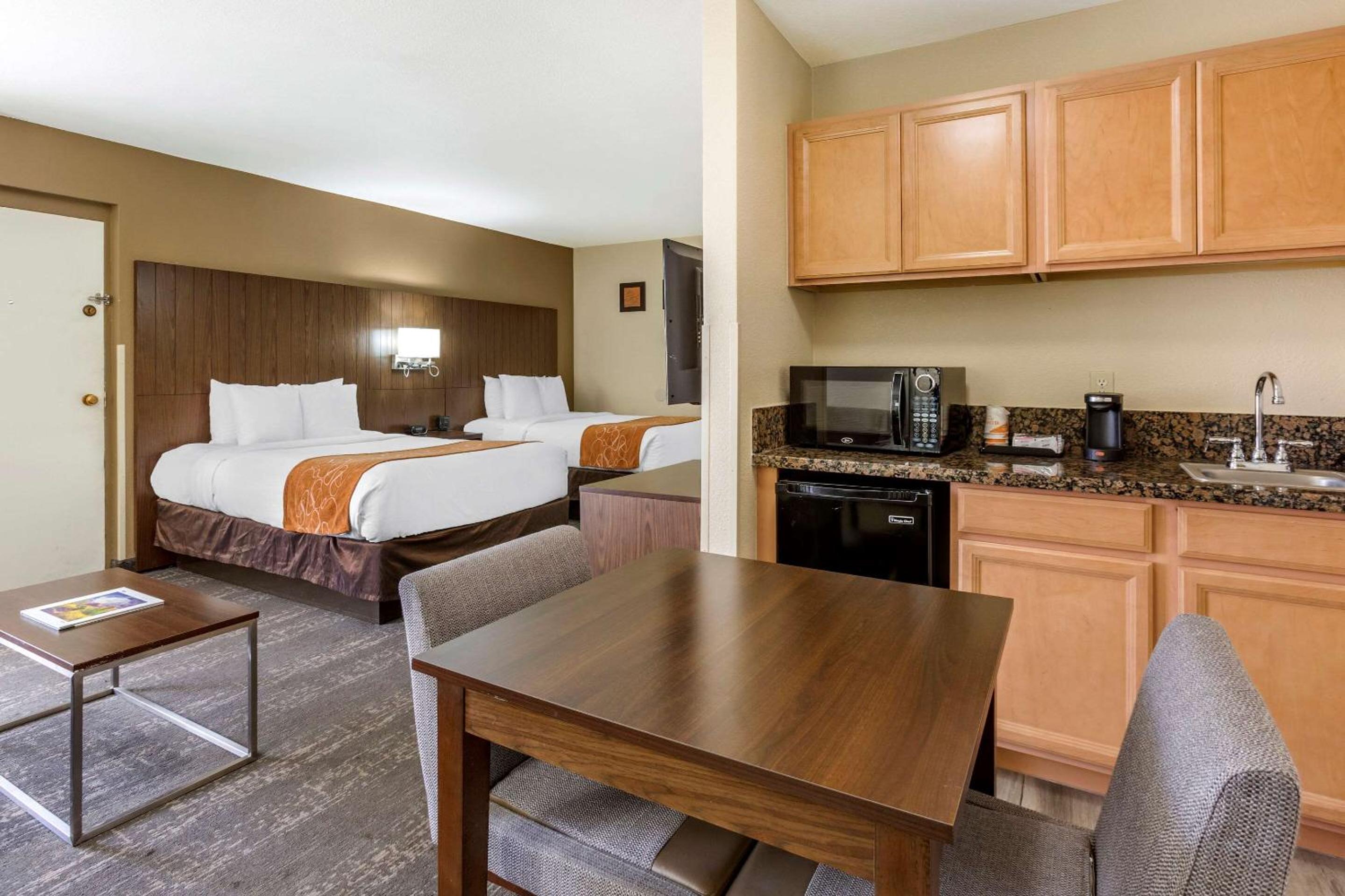 Double Suite with Two Double Beds - Accessible/Non-Smoking - Photo 5