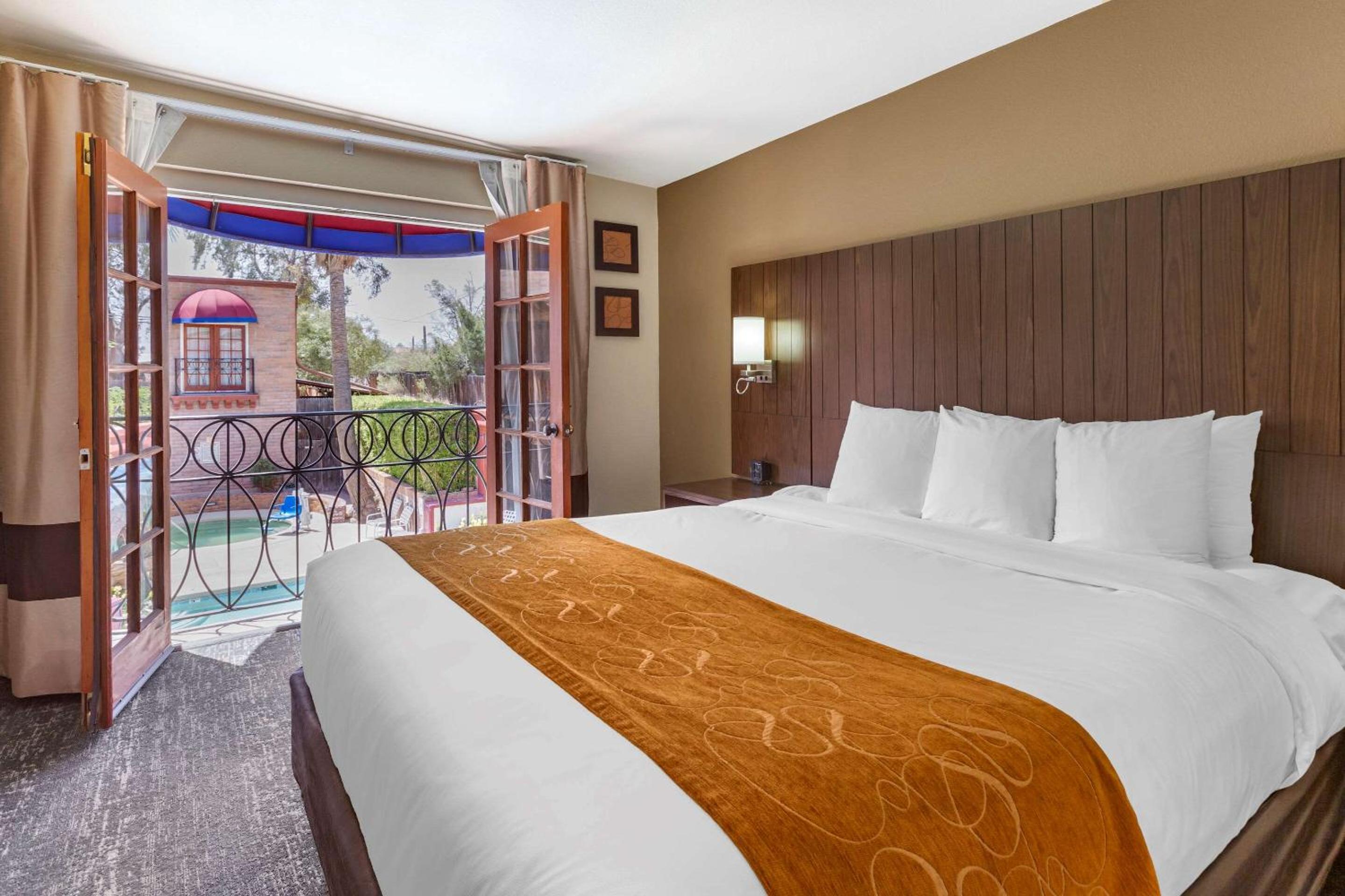King Suite - Accessible/Non-Smoking - Photo 7