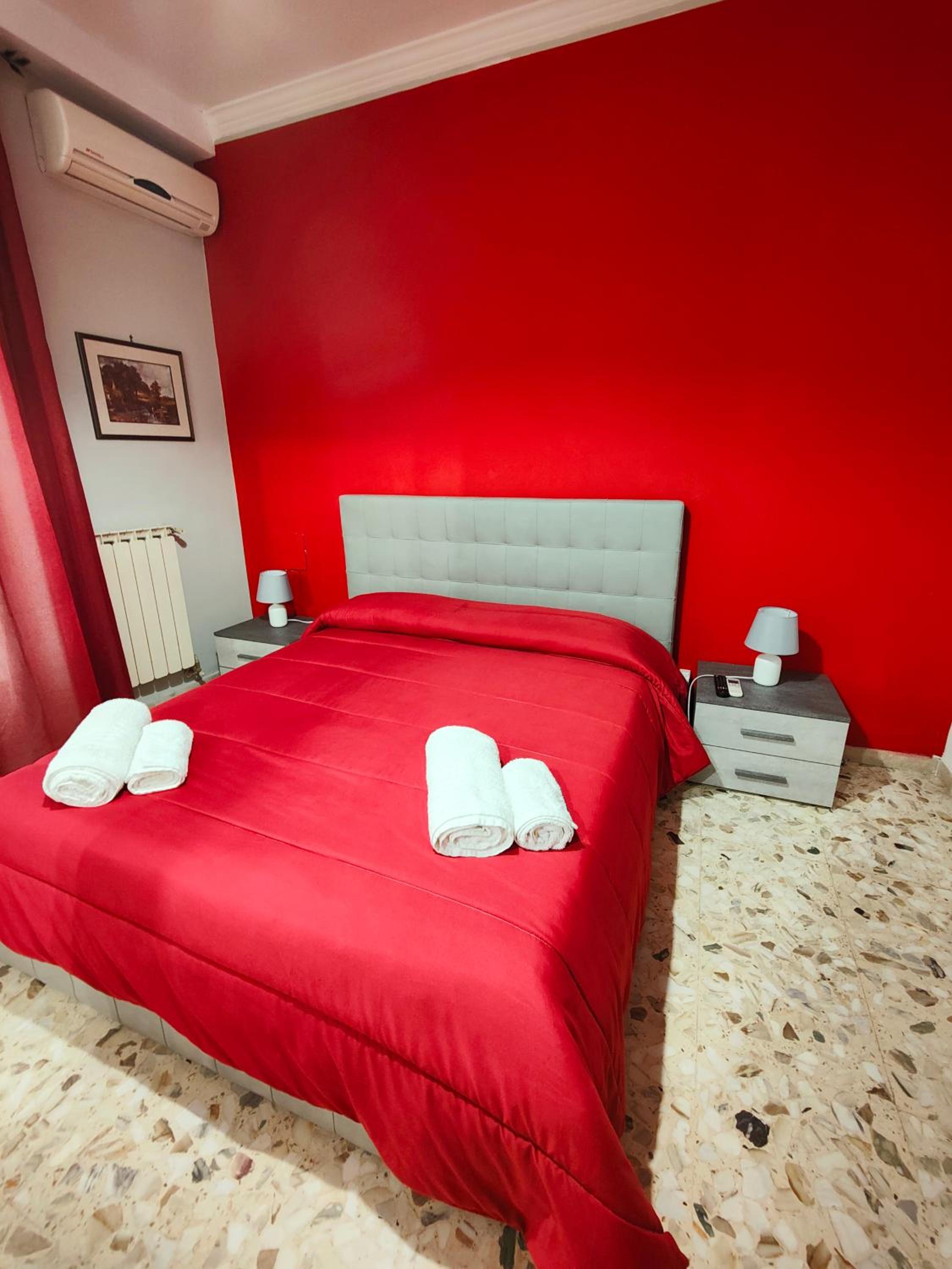King Room with Balcony - Photo 8