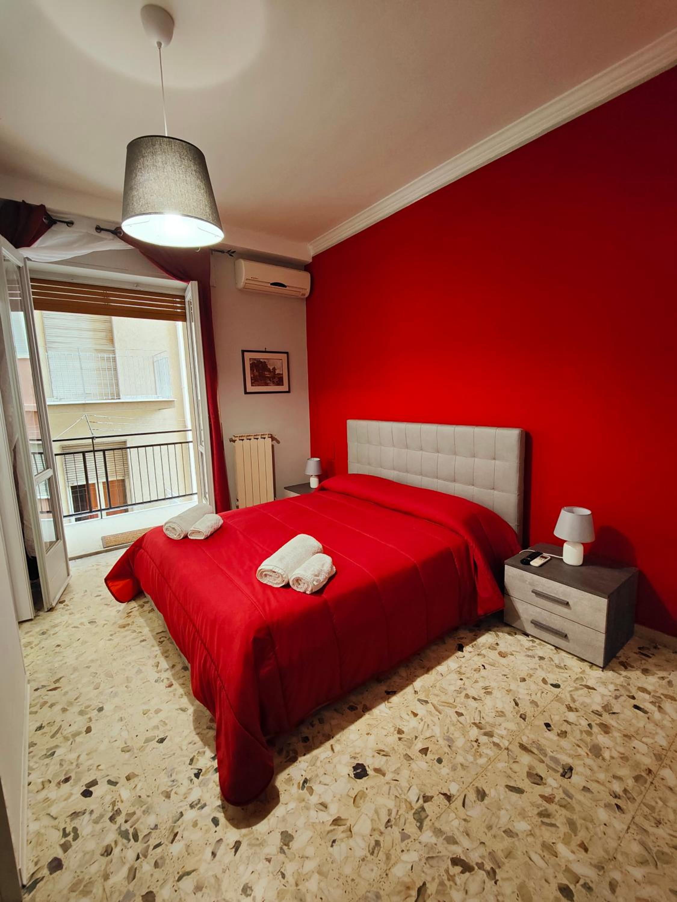King Room with Balcony - Photo 6