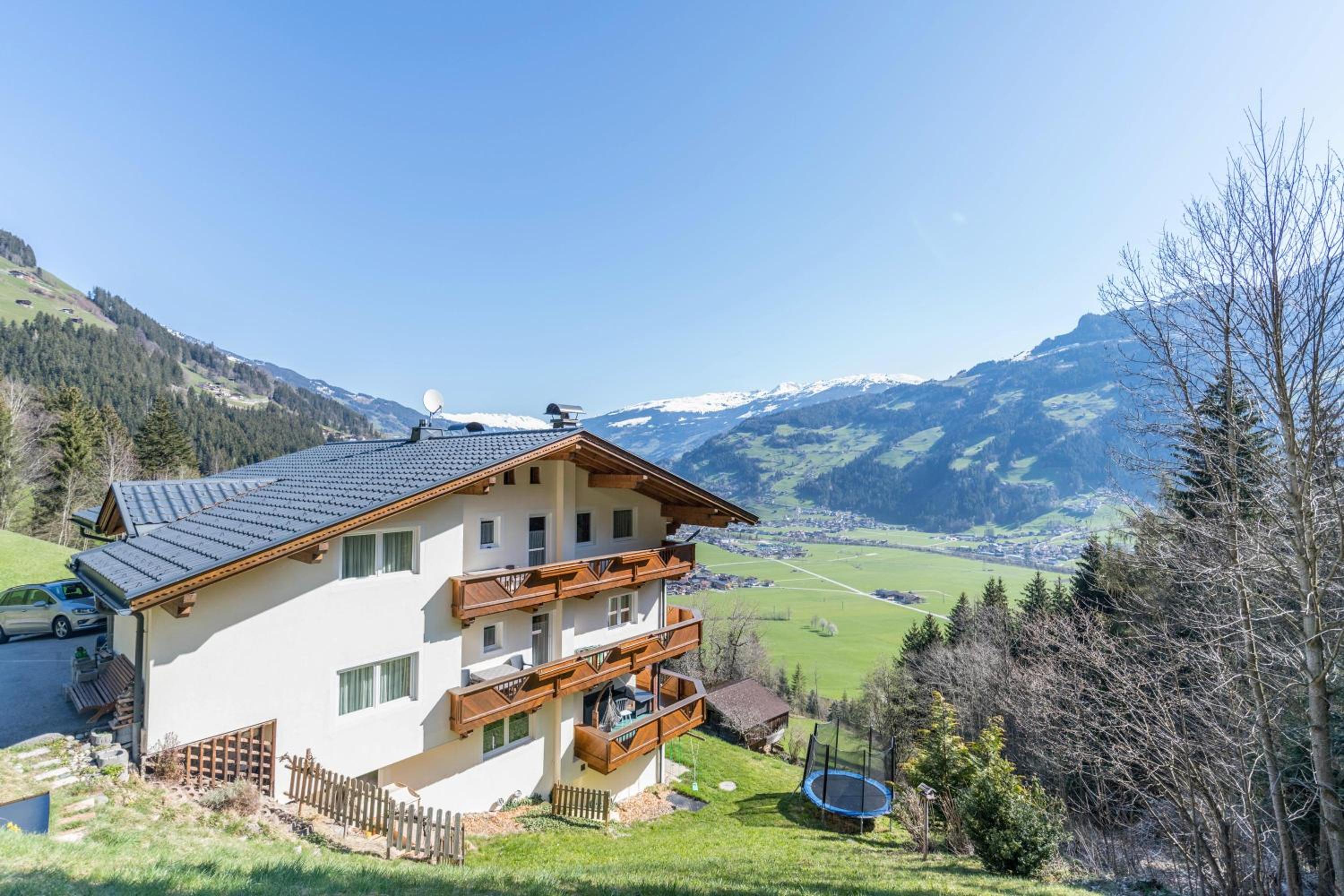 Two-Bedroom Deluxe Apartment with Garden View photo 2