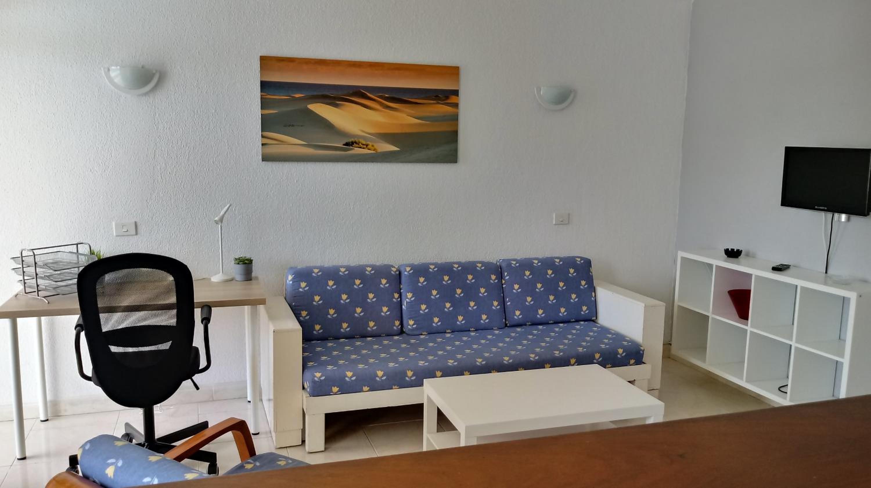 Work Friendly One-Bedroom Apartment photo 2