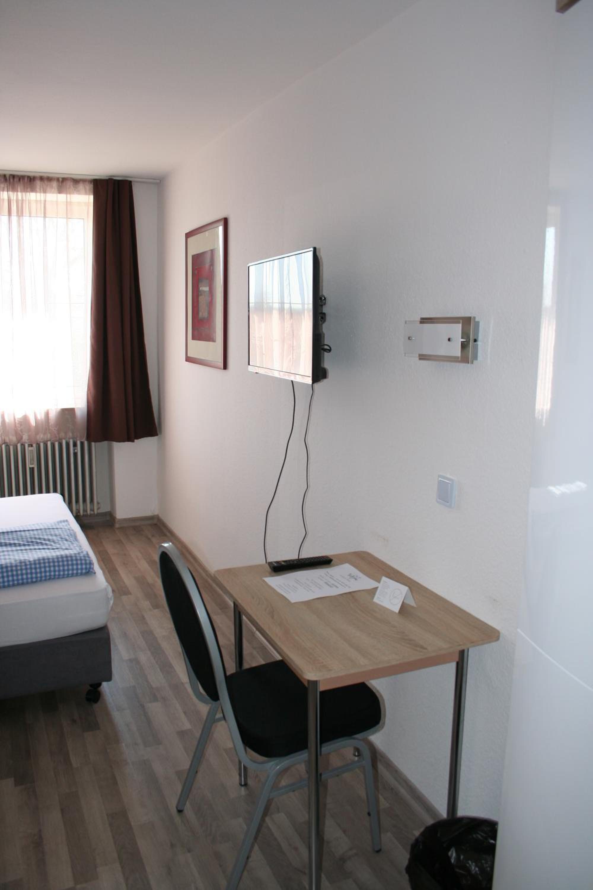 Double or Twin Room with Shower - Photo 2