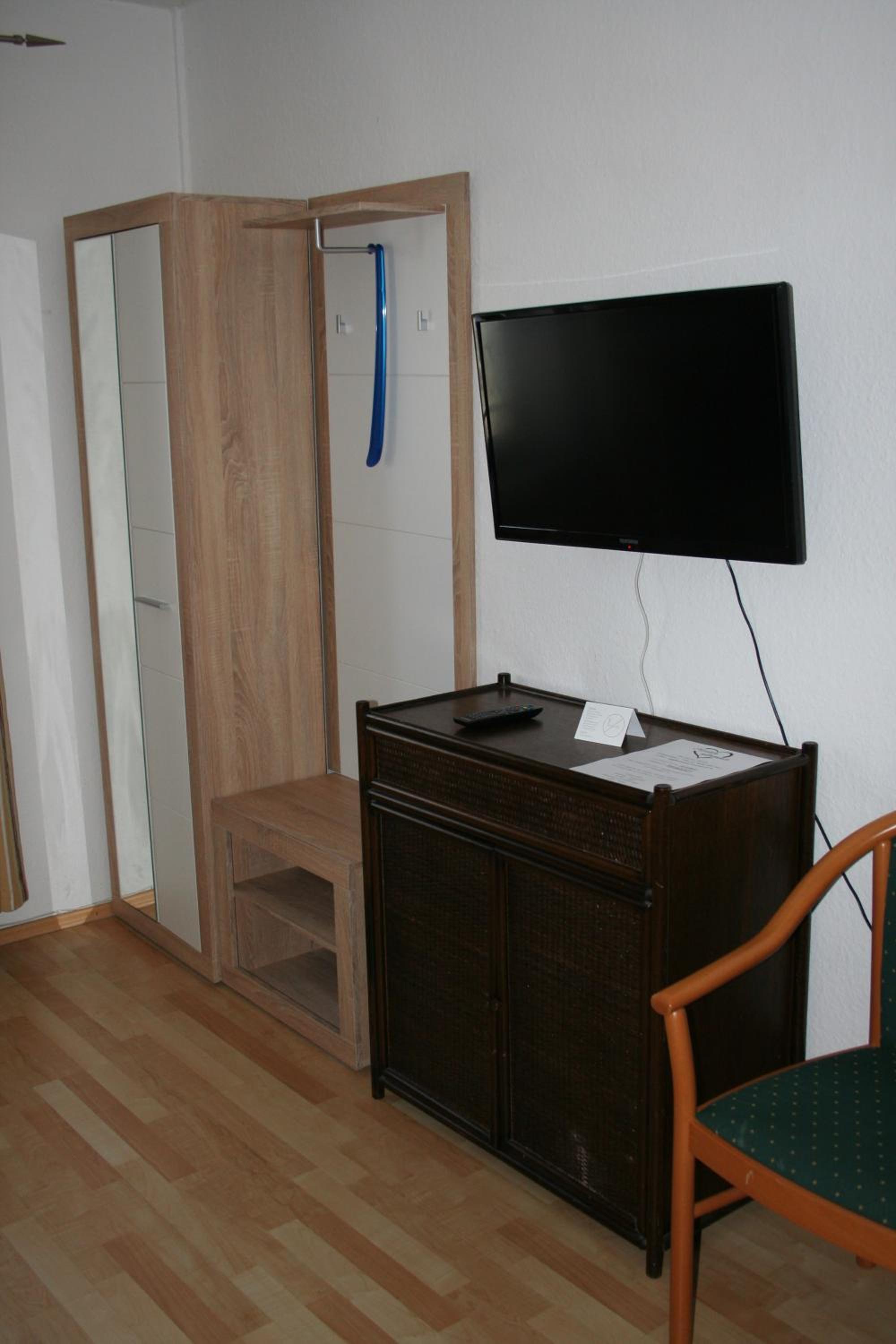 Double or Twin Room with Shower - Photo 7