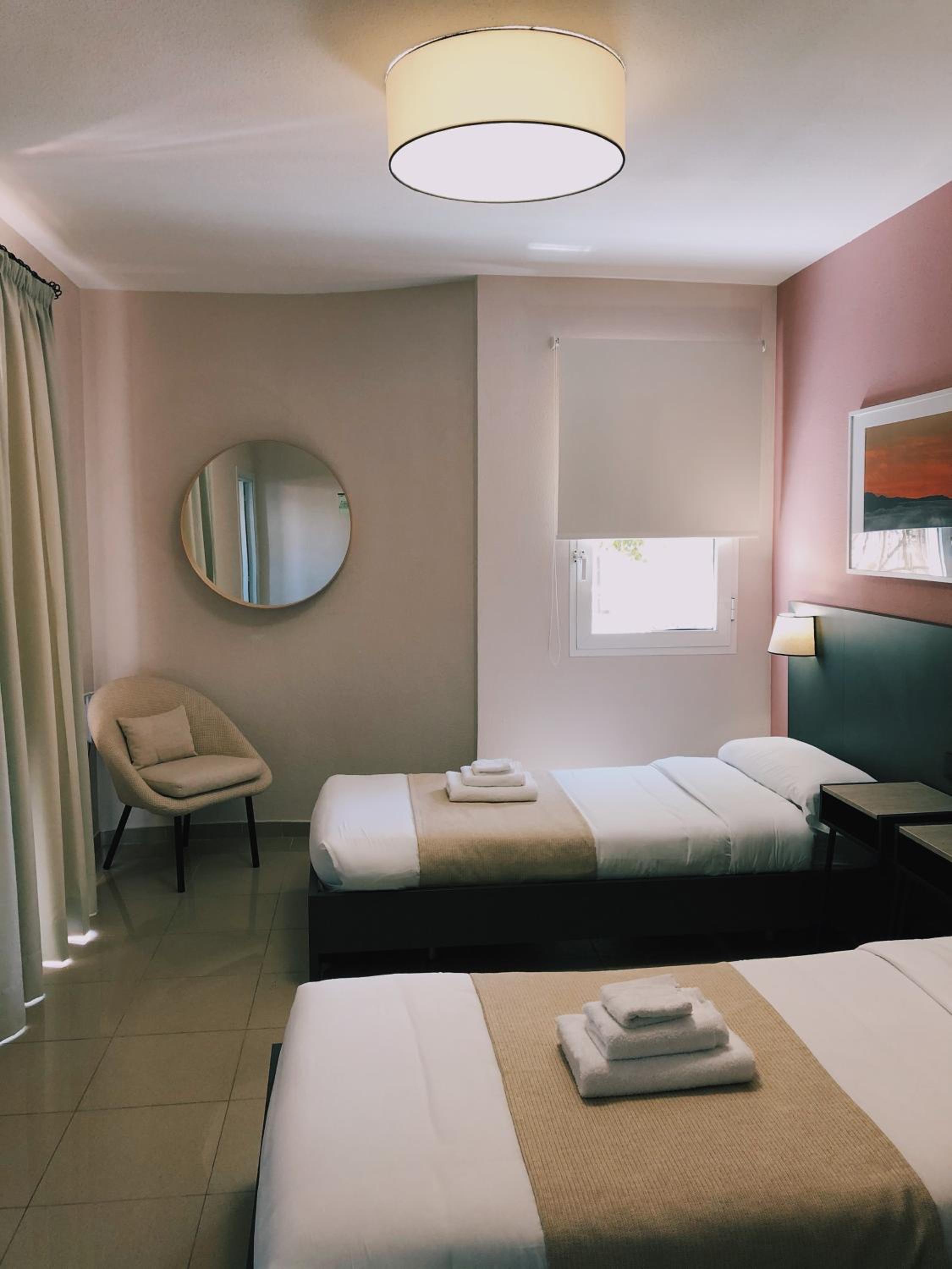 Twin Room with Private Bathroom - Photo 1