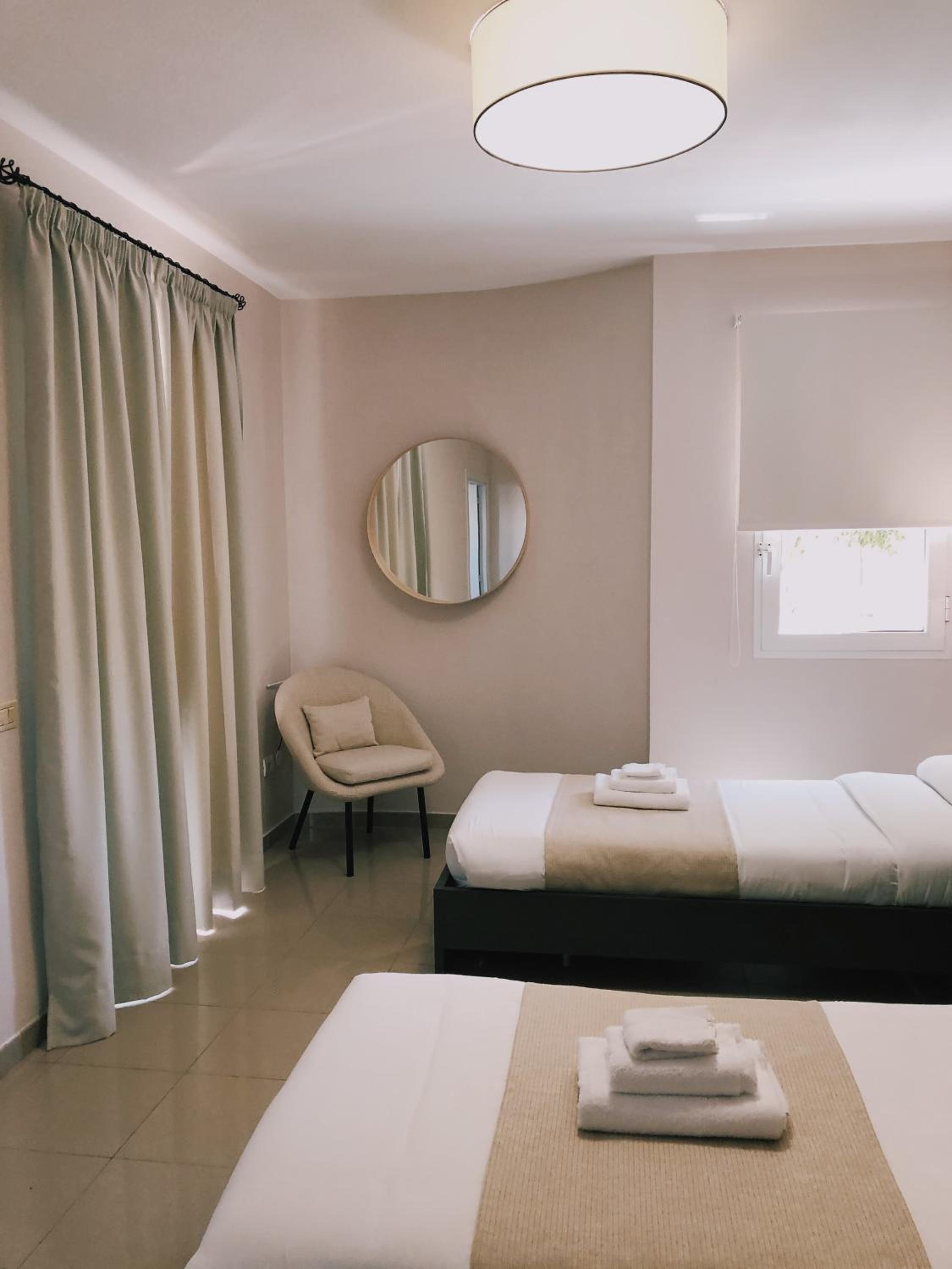 Twin Room with Private Bathroom - Photo 17