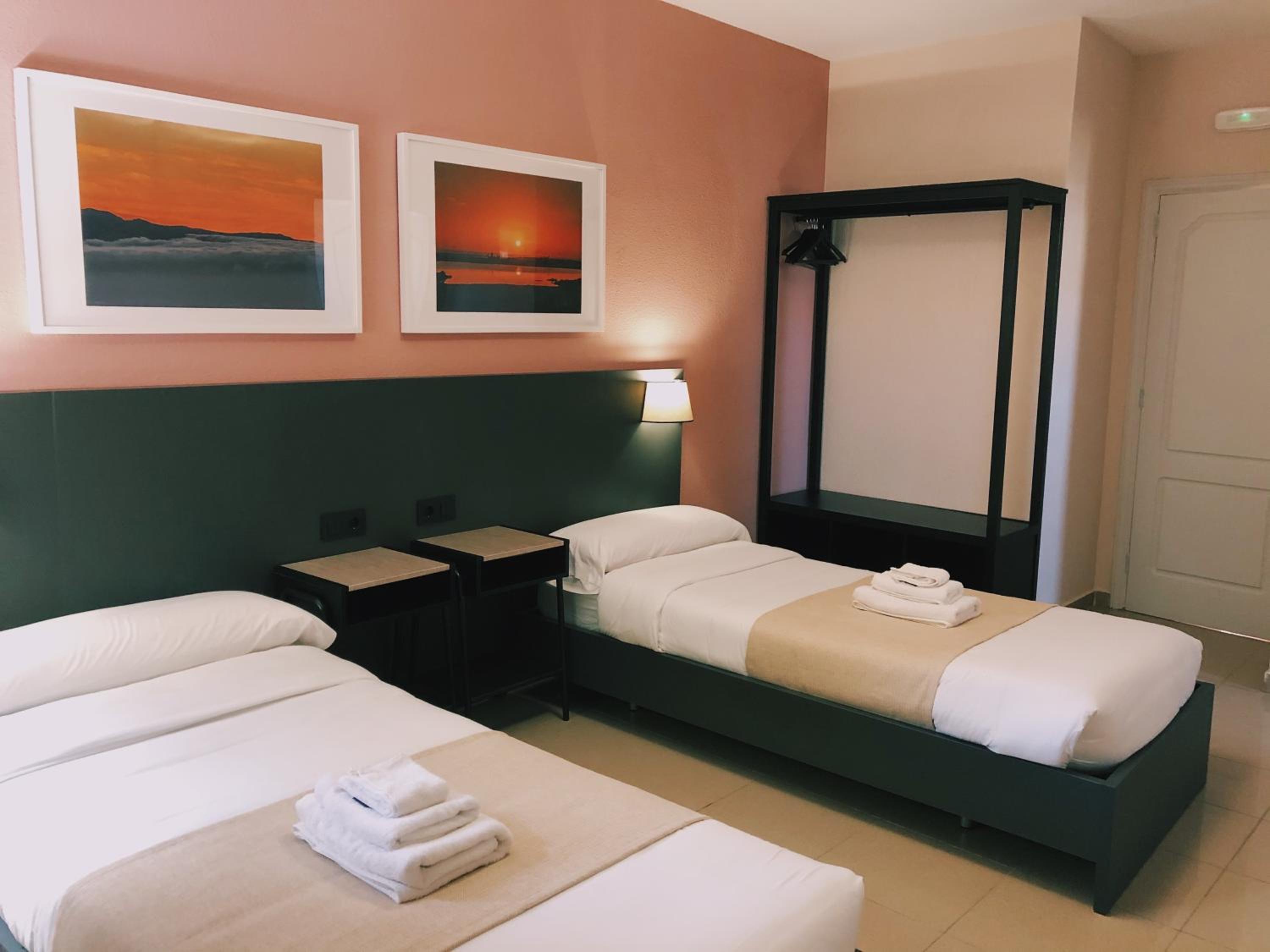 Twin Room with Private Bathroom - Photo 19