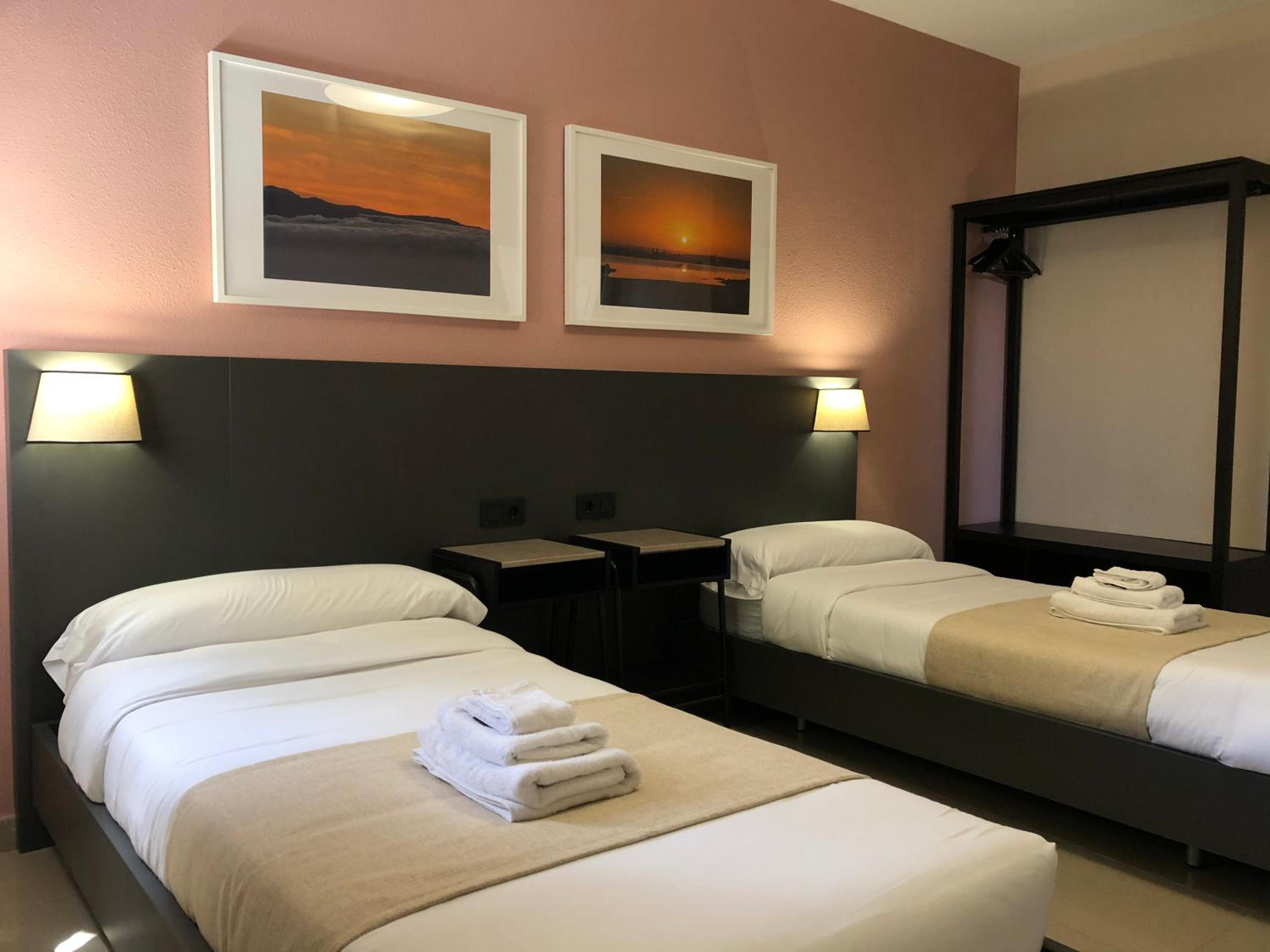 Twin Room with Private Bathroom - Photo 18